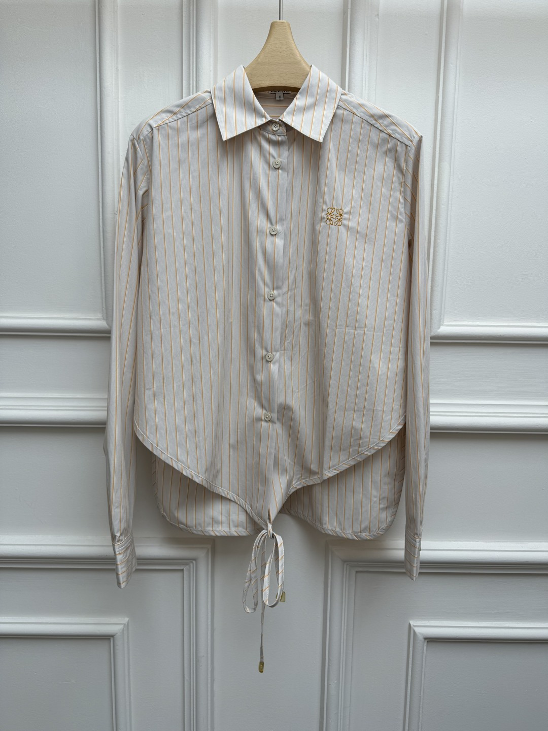NO:866812,Spring and summer new styles are available Loewe striped waist shirt 2026 spring and summer series Single-breasted shirt collar design Short front and long back asymmetric tailoring Hem tie Classic logo embroidery embellishment Classic blue and white vertical stripe color scheme Fresh and age-reducing Customized cotton poplin material Comfortable and skin-friendly Loose fit The upper body is slim and elegant Size SML,,loewe,shirts,19860909春夏新款上新啦 罗意威条纹收腰衬衫 2026春夏系列 衬衫领单排扣设计 前短后长不对称剪裁 下摆系带 经典logo刺绣点缀 经典蓝白竖条纹配色 清新减龄 定制棉府绸材质 舒适亲肤 宽松版型 上身显瘦又气质 尺码SML,,loewe,shirts,,Women's clothing
