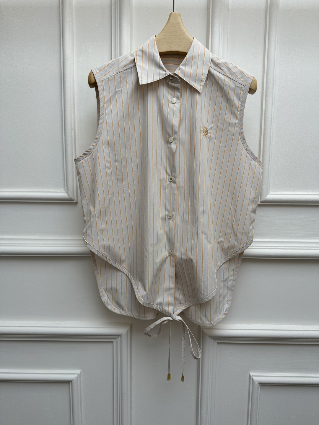 NO:866821,Spring and summer new styles are available Loewe striped sleeveless shirt 2026 spring and summer series Lapel sleeveless design Short front and long back asymmetrical cutting Hem tie Classic logo embroidery embellishment Blue and white vertical stripes color fresh and age-reducing Customized cotton poplin material Comfortable and skin-friendly Loose fit The upper body is slim and elegant Size SML,,loewe,shirts,19860909春夏新款上新啦 罗意威条纹无袖衬衫 2026春夏系列 翻领无袖设计 前短后长不对称裁剪 下摆系带 经典logo刺绣点缀 蓝白竖条纹配色 清新减龄 定制棉府绸材质 舒适亲肤 宽松版型 上身显瘦又气质 尺码SML,,loewe,shirts,,Women's clothing