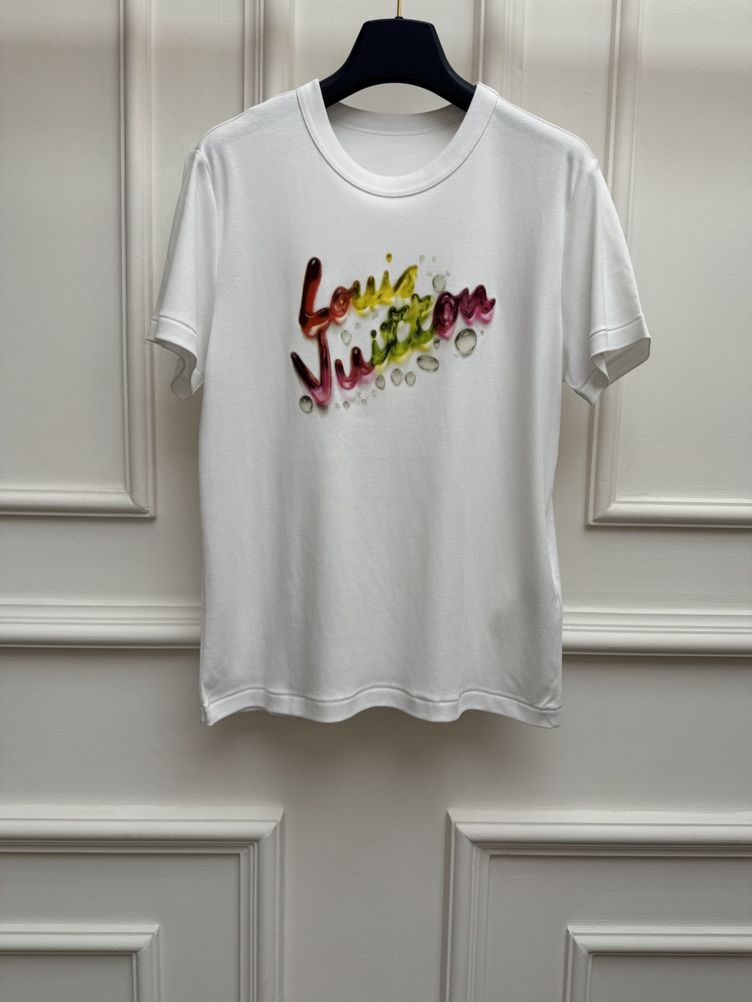 NO:866877,Spring and summer new styles are available. L family gradient soda print T-shirt 2026 spring and summer series. Round neck design. Macaron color gradient soda logo printing pattern. Casual and age-reducing. Can be salty or sweet. Imported pure cotton fabric. Comfortable, skin-friendly and breathable. Loose fit. The upper body is versatile and elegant. Sizes SML, louis vuitton, tees, t-shirt,19860909春夏新款上新啦 L家渐变汽水印花T恤 2026春夏系列 圆领领口设计 马卡龙色系渐变汽水logo印花图案 休闲减龄 可盐可甜 进口纯棉面料 舒适亲肤透气 宽松版型 上身百搭又气质 尺码SML,,louis vuitton,tees，t-shirt,,Women's clothing