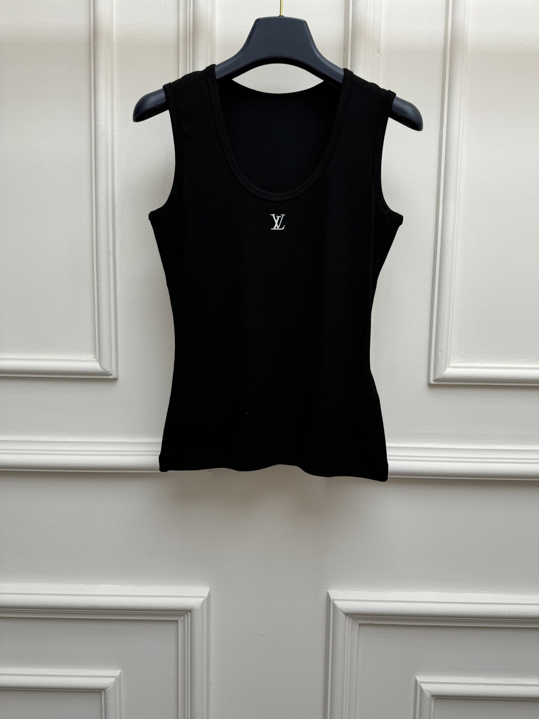 NO:866864,New spring and summer styles are available. L's embroidered knitted vest 2026 spring and summer series. Versatile U-shaped neckline. Exquisite three-dimensional logo embroidery pattern embellishment on the chest. Simple, fashionable and advanced. Silk-cotton blended knitted fabric. Soft and comfortable. Stretch slim fit. The upper body is slim and elegant. Size SML, Louis Vuitton,19860909春夏新款上新啦 L家刺绣针织背心 2026春夏系列 百搭U字领领口 胸前精致立体logo刺绣图案点缀 简约时髦高级 丝棉混纺针织面料 柔软舒适 弹力修身版型 上身显瘦又气质 尺码SML,,louis vuitton,,Women's clothing