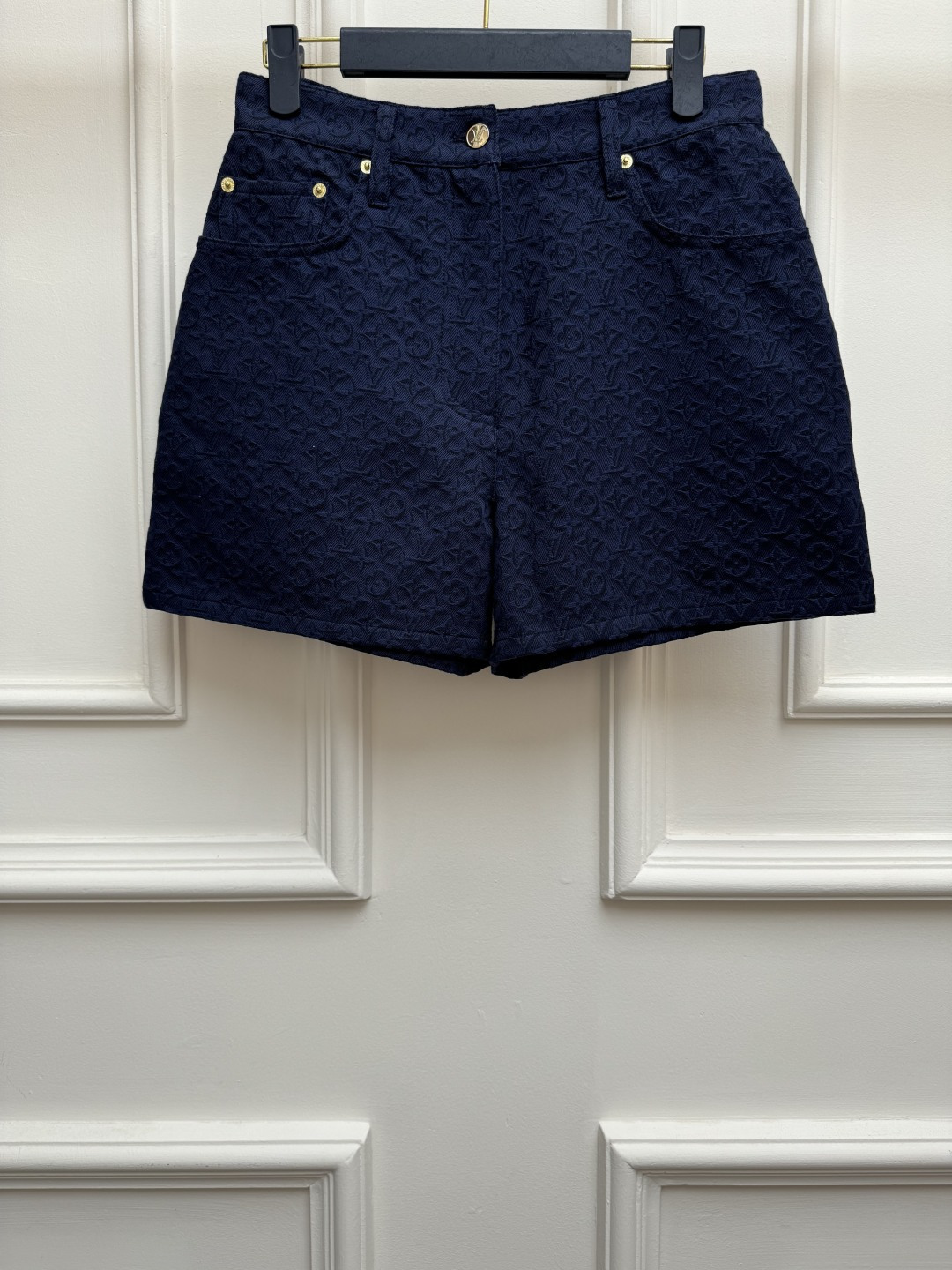 NO:866784,New styles for early spring are available. L's presbyopic denim shorts 2026 spring and summer series. High-waisted design with elongated proportions. Classic presbyopic pattern printed all over. Navy blue color. Retro and high-end. Super texture. Customized denim fabric. Comfortable and crisp. Straight-leg pants version. The upper body is slim and versatile. Sizes SML, Louis Vuitton, shorts,19860909早春新款上新啦 L家老花牛仔短裤 2026春夏系列 高腰设计拉长比例 满印经典老花图案 藏蓝色配色 复古高级 超有质感 定制牛仔面料 舒适挺括 直筒裤版型 上身显瘦又百搭 尺码SML,,louis vuitton,shorts,,Women's clothing