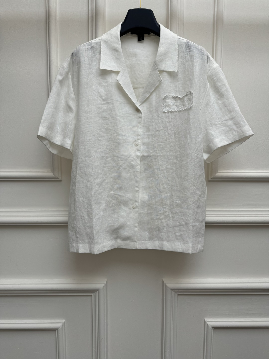 NO:866825,Spring and summer new styles are available. L's linen short-sleeved shirts 2026 spring and summer series. Classic polo collar. Water-soluble lace embroidered badge pattern on the chest. Exquisite, lazy and fashionable. Full of design sense. Customized linen fabric. Soft and comfortable. Loose fit. The upper body is versatile and elegant. Sizes SML, Louis Vuitton, shirts, T-shirt,19860909春夏新款上新啦 L家亚麻短袖衬衫 2026春夏系列 经典polo领领口 胸前水溶蕾丝刺绣徽章图案 精致慵懒时髦 满满的设计感 定制亚麻面料 柔软舒适 宽松版型 上身百搭又气质 尺码SML,,louis vuitton,shirts,T-shirt,,Women's clothing