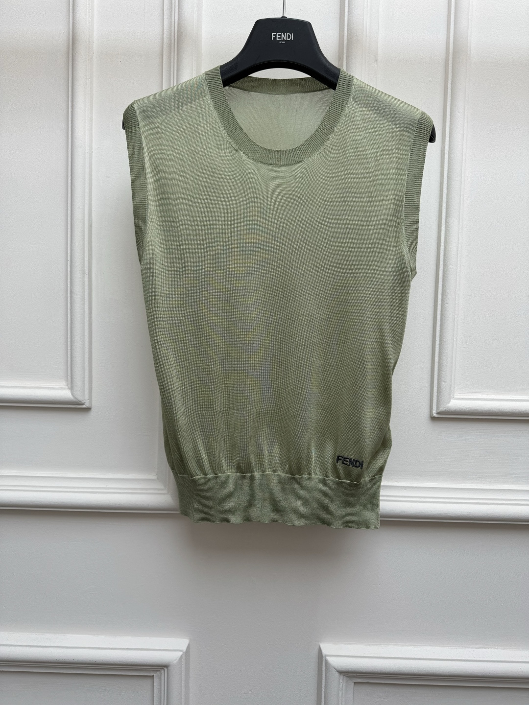NO:866853,New spring and summer new styles FD green knitted vest 2026 spring and summer series Round ribbed neckline Letter logo embroidery on the hem breaks the monotony Cotton blended knitted fabric Cool and comfortable Slim fit The upper body looks slim and elegant Size SML,,19860909春夏新款上新啦 FD绿色针织背心 2026春夏系列 圆领罗纹领口 下摆字母logo刺绣点缀 打破单调感 棉混纺针织面料 冰凉舒适 修身版型 上身显瘦又气质 尺码SML,,,Women's clothing