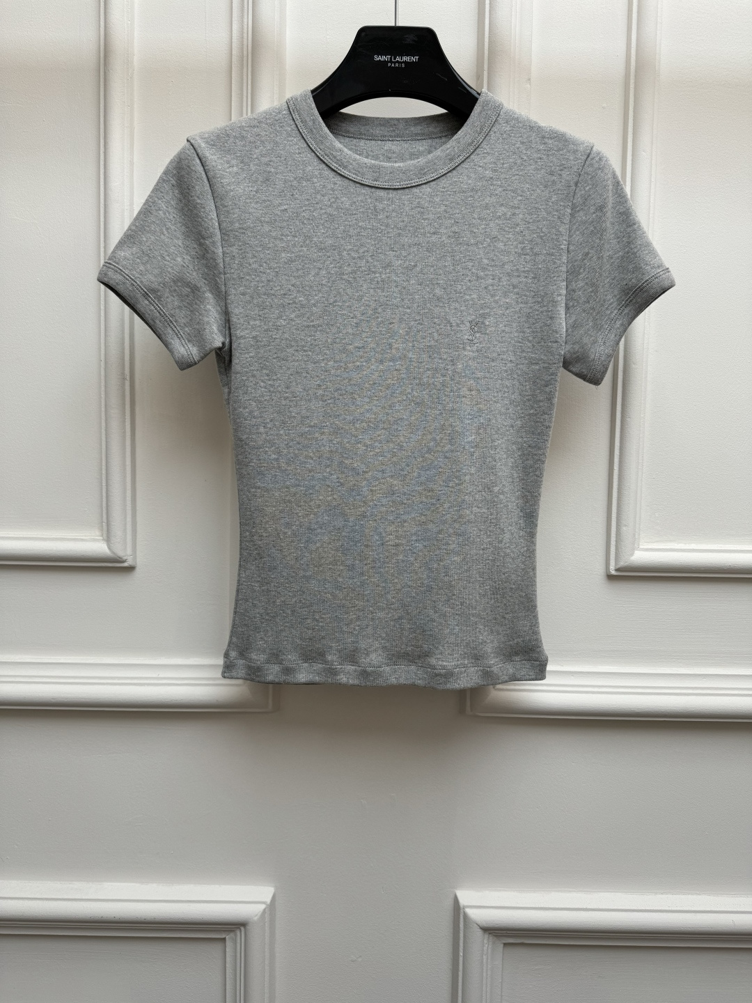 NO:866803,New spring and summer models are available. YSL gray embroidered T-shirt 2026 spring and summer series. Round neck design. Logo embroidery pattern on the chest. Simple, fashionable and advanced. Customized cotton fabric. Soft, comfortable and breathable. Slim fit. The upper body looks slim and elegant. Sizes SML, saint laurent, tees, t-shirt,19860909春夏新款上新啦 YSL灰色刺绣T恤 2026春夏系列 圆领领口设计 胸前logo刺绣图案点缀 简约时髦高级 定制纯棉面料 柔软舒适透气 修身版型 上身显瘦又气质 尺码SML,,saint laurent,tees，t-shirt,,Women's clothing