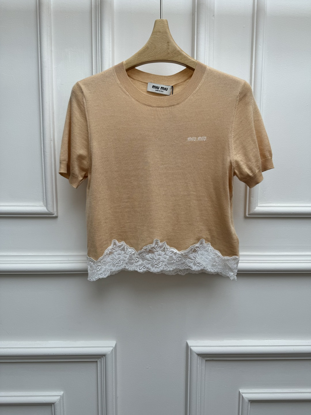 NO:866793,New spring and summer new styles Miu spliced ​​knitted short sleeves 2026 spring and summer series Round ribbed neckline Lace splicing design at the hem Logo embroidery on the chest Sweet, fashionable and age-reducing Cashmere blended knitted fabric Soft and comfortable Short version The upper body is slim and elegant Sizes SML,,miumiu,T-shirt,19860909春夏新款上新啦 Miu拼接针织短袖 2026春夏系列 圆领罗纹领口 下摆蕾丝花边拼接设计 胸前logo徽标刺绣点缀 甜美时髦减龄 羊绒混纺针织面料 柔软舒适 短款版型 上身显瘦又气质 尺码SML,,miumiu,T-shirt,,Women's clothing