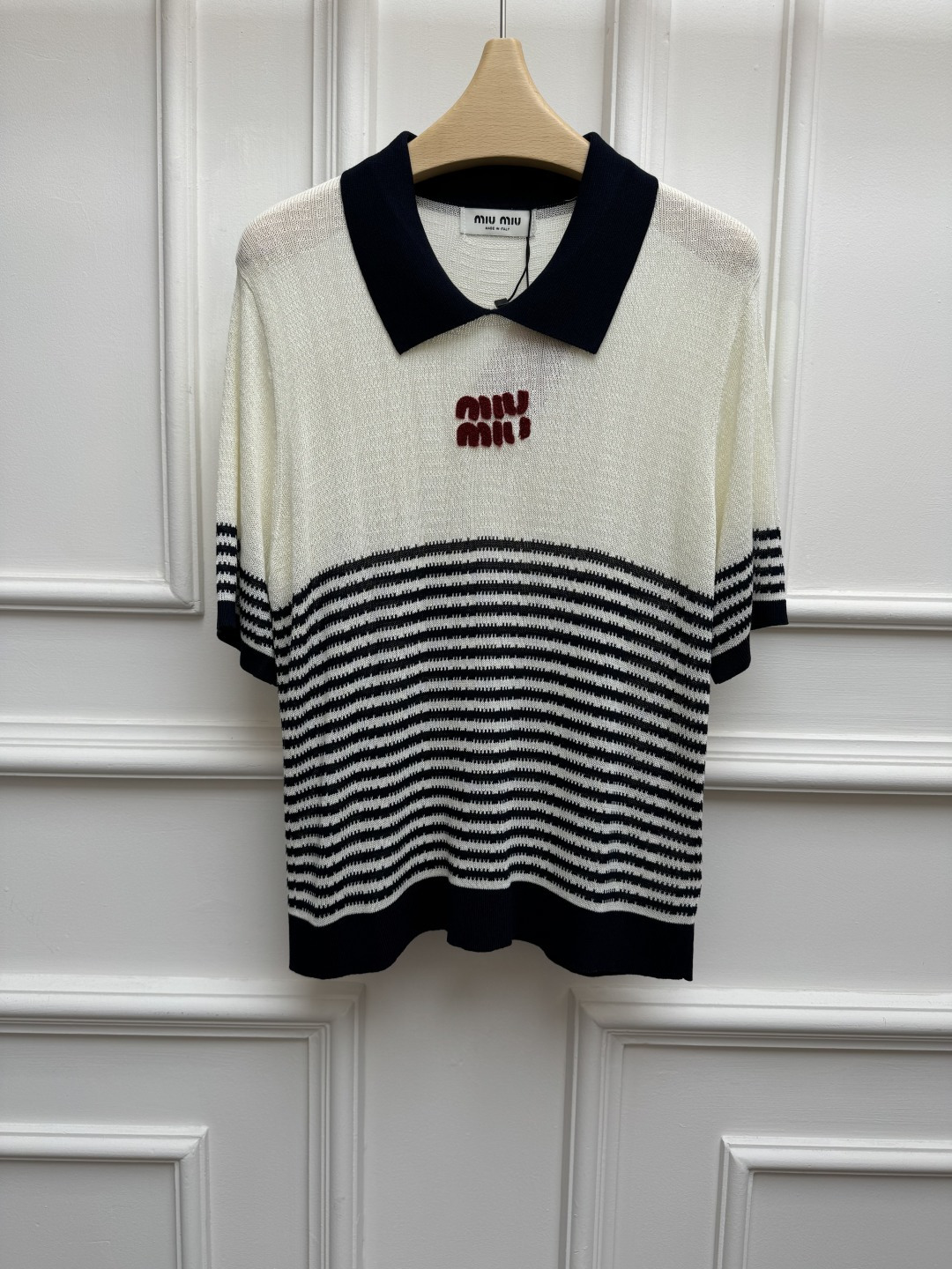 NO:866866,New spring and summer new styles Miu striped knitted polo shirt 2026 spring and summer series Classic polo neckline Blue and white contrast stripe design Logo embroidery on the chest Age-reducing college style Wool blended knitted fabric Soft and comfortable Normal fit The upper body is versatile and elegant Size SML,,miumiu,19860909春夏新款上新啦 Miu条纹针织polo衫 2026春夏系列 经典polo领领口 蓝白撞色条纹设计 胸前logo徽标刺绣点缀 减龄学院风 羊毛混纺针织面料 柔软舒适 正常版型 上身百搭又气质 尺码SML,,miumiu,,Women's clothing