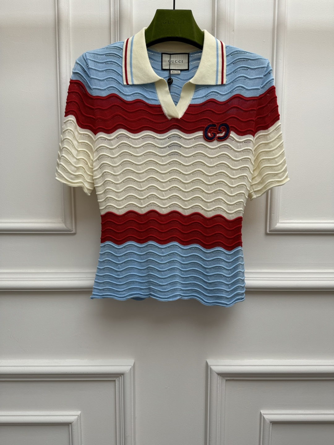 NO:866883,New spring and summer styles are available. G family wavy knitted short sleeves 2026 spring and summer series. Classic polo neckline. Wave stripe contrasting design. Double G embroidery pattern embellishment. Casual and age-reducing. Fashionable. Wool blended knitted fabric. Soft and comfortable. Normal fit. The upper body is slim and elegant. Sizes SML, gucci, T-shirt,19860909春夏新款上新啦 G家波浪纹针织短袖 2026春夏系列 经典polo领领口 波浪条纹撞色设计 双G刺绣图案点缀 休闲减龄 时髦洋气 羊毛混纺针织面料 柔软舒适 正常版型 上身显瘦又气质 尺码SML,,gucci,T-shirt,,Women's clothing