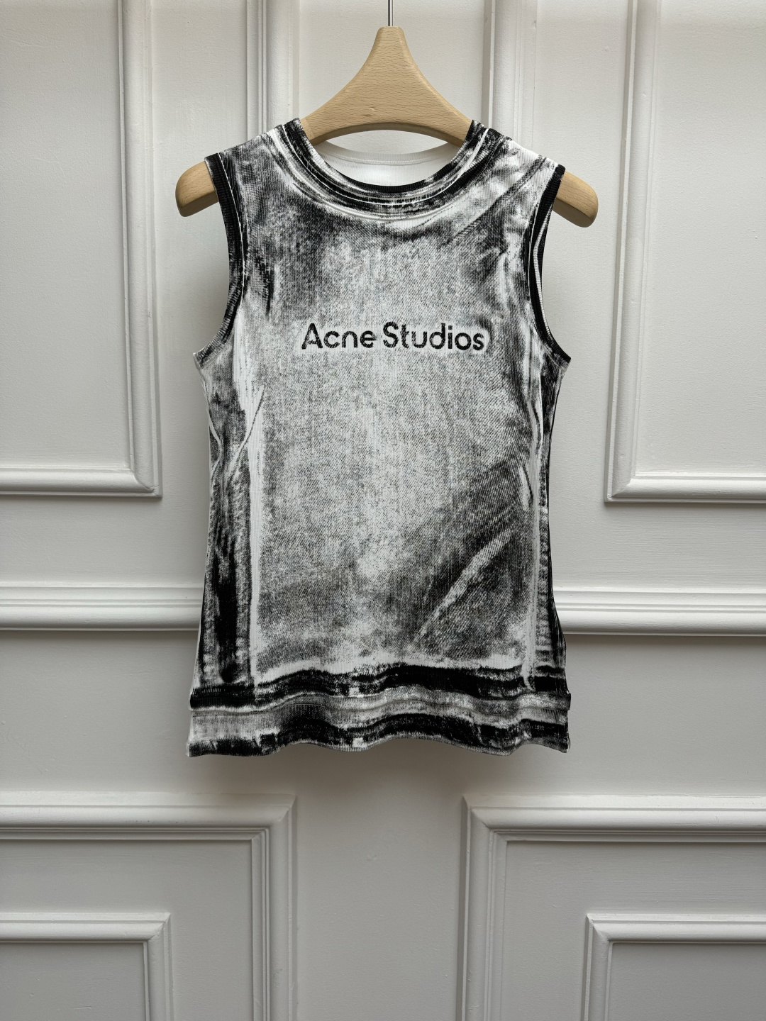 NO:866783,The new spring and summer style Acne letter printed vest 2026 spring and summer series Round neck neck design Adopts unique washed and distressed technology Letter logo printing embellishment on the chest Retro high-end cotton blended fabric Elastic slim fit The upper body is slim and elegant Size SML,,acne studios,19860909春夏新款上新啦 Acne字母印花背心 2026春夏系列 圆领领口设计 采用独特水洗做旧工艺 胸前字母logo印花点缀 复古高级 棉质混纺面料 弹力修身版型 上身显瘦又气质 尺码SML,,acne studios,,Women's clothing