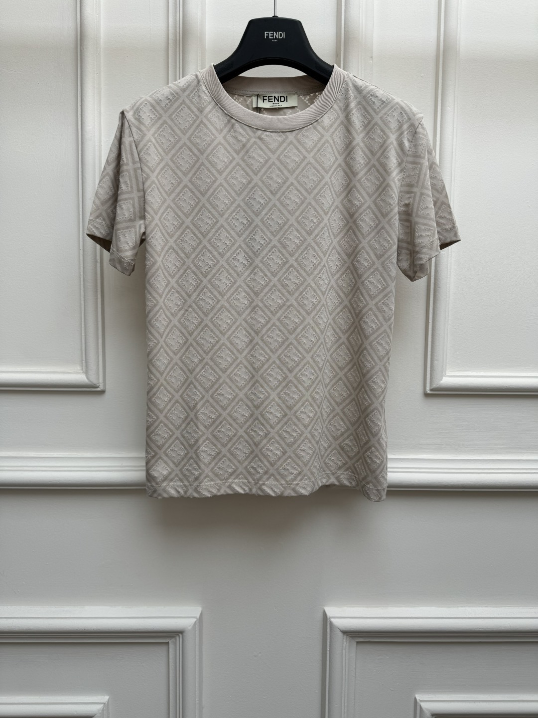 NO:866849,New spring and summer styles are available, FD burnt diamond T-shirt, 2026 spring and summer series, round neck design, double FF diamond letter pattern, using burnt flower technology, full of high-end feel, customized pure cotton fabric, soft, comfortable and breathable, normal fit, the upper body looks slim and elegant, sizes SML, tees, t-shirt,19860909春夏新款上新啦 FD烧花菱格T恤 2026春夏系列 圆领领口设计 双FF菱格字母图案 采用烧花工艺 高级感十足 定制纯棉面料 柔软舒适透气 正常版型 上身显瘦又气质 尺码SML,,tees，t-shirt,,Women's clothing