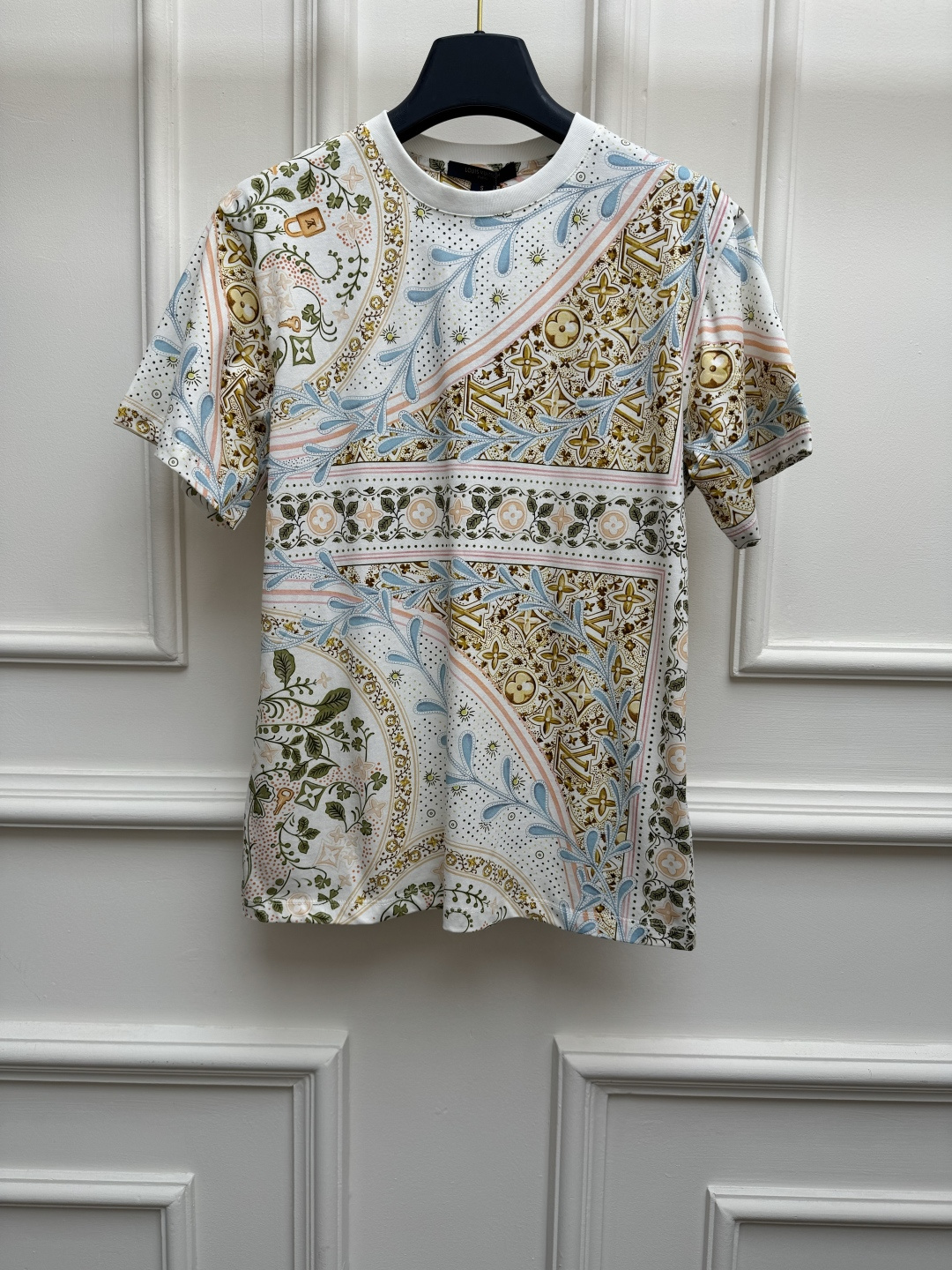 NO:866804,Spring and summer new styles are available. L's geometric print T-shirt 2026 spring and summer series. Round neck design. Trees and flowers combined with plants and other multi-element printing patterns. Retro high-end. Customized pure cotton fabric. Normal fit. The upper body is slim and elegant. Sizes are SML, Louis Vuitton, tees, t-shirt,19860909春夏新款上新啦 L家几何图印花T恤 2026春夏系列 圆领领口设计 树花融合植物等多元素印花图案 复古高级 定制纯棉面料 正常版型 上身显瘦又气质 尺码SML,,louis vuitton,tees，t-shirt,,Women's clothing