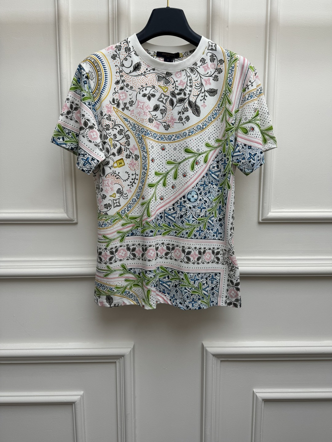 NO:866816,Spring and summer new styles are available. L's geometric print T-shirt 2026 spring and summer series. Round neck design. Trees and flowers combined with plants and other multi-element printing patterns. Retro high-end. Customized pure cotton fabric. Normal fit. The upper body is slim and elegant. Sizes are SML, Louis Vuitton, tees, t-shirt,19860909春夏新款上新啦 L家几何图印花T恤 2026春夏系列 圆领领口设计 树花融合植物等多元素印花图案 复古高级 定制纯棉面料 正常版型 上身显瘦又气质 尺码SML,,louis vuitton,tees，t-shirt,,Women's clothing