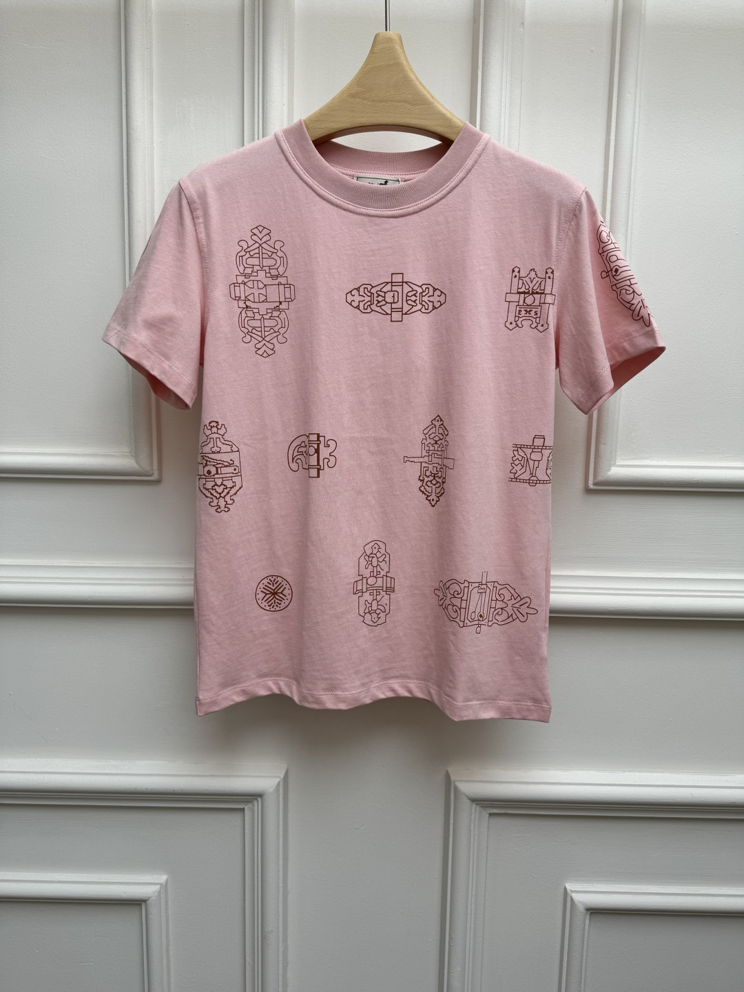 NO:866826,New spring and summer styles are available. H family book stamp printed T-shirt 2026 spring and summer series. Round neck design. Adopting retro book stamp printed pattern. Low-key luxury. Full of old money style. Customized pure cotton fabric. Soft, comfortable and breathable. Normal fit. The upper body is slim and elegant. Sizes are SML, tees, t-shirt,19860909春夏新款上新啦 H家藏书章印花T恤 2026春夏系列 圆领领口设计 采用复古藏书章印花图案 低调奢华 老钱风满满 定制纯棉面料 柔软舒适透气 正常版型 上身显瘦又气质 尺码SML,,tees，t-shirt,,Women's clothing