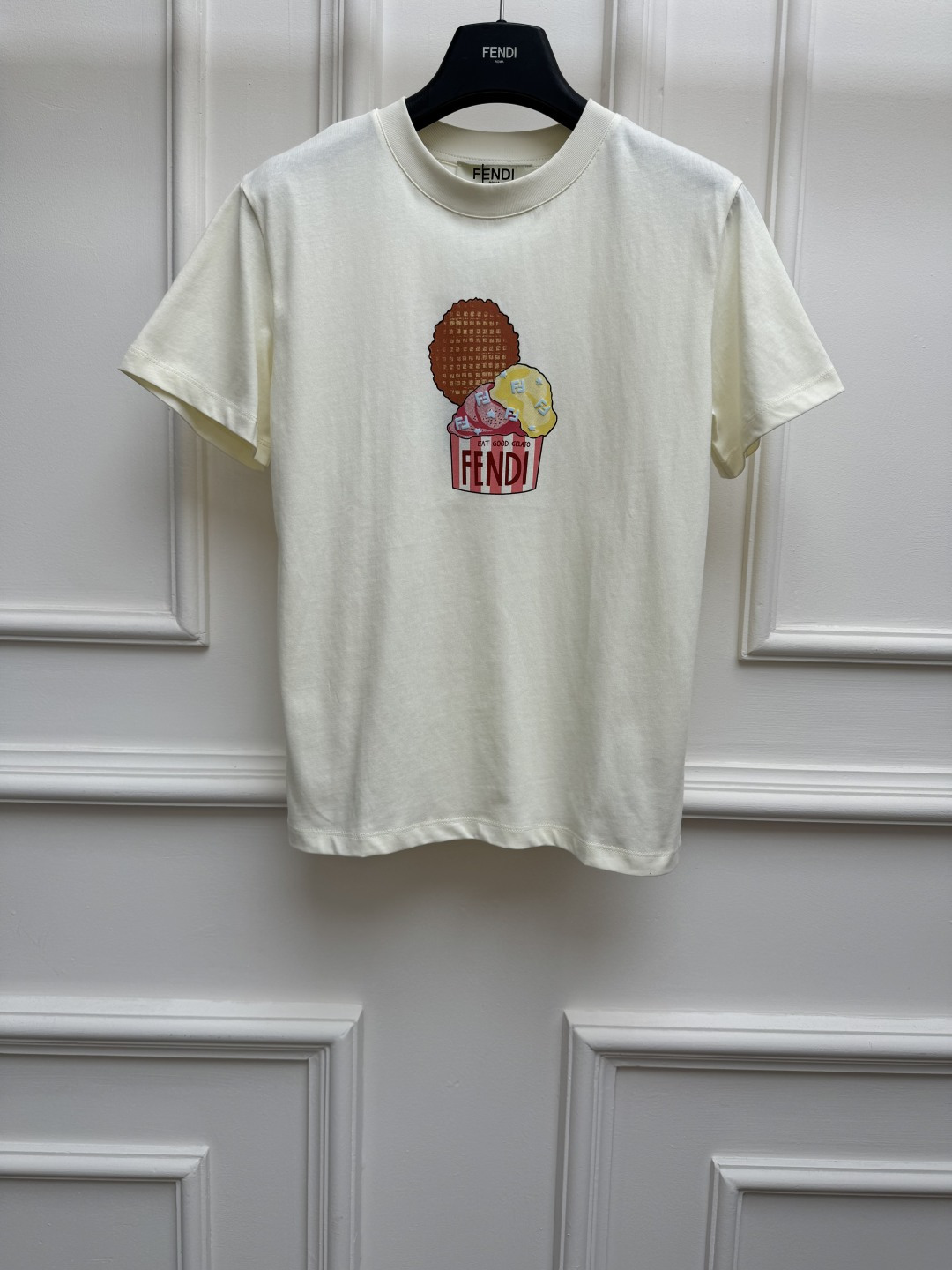 NO:866839,New spring and summer new styles FD foamed ice cream T-shirt 2026 spring and summer series Round neck neck design Letter logo on the chest + ice cream cartoon print pattern Foaming technology Cute and playful to reduce age Customized pure cotton fabric Normal fit The upper body looks slim and elegant Sizes SML, tees, t-shirt,19860909春夏新款上新啦 FD发泡冰淇淋T恤 2026春夏系列 圆领领口设计 胸前字母logo+冰淇淋卡通印花图案 发泡工艺 可爱俏皮减龄 定制纯棉面料 正常版型 上身显瘦又气质 尺码SML,,tees，t-shirt,,Women's clothing