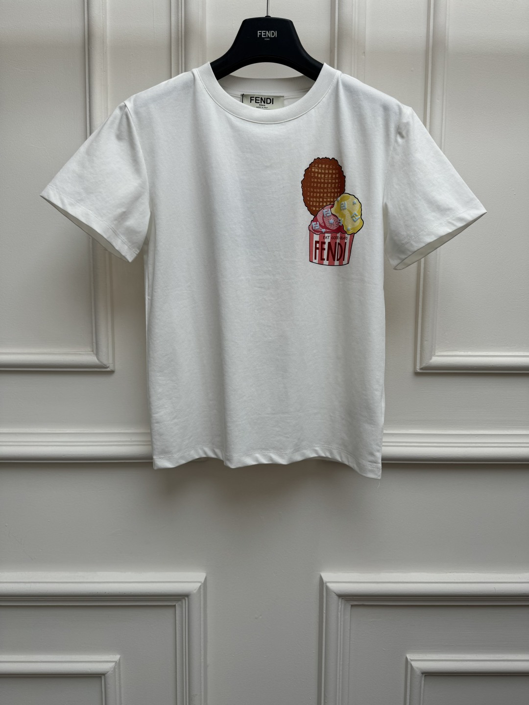 NO:866863,Spring and summer new styles are available. FD foamed ice cream T-shirt 2026 spring and summer series. Round neck design. Chest + back ice cream cartoon print pattern. Foaming technology. Cute and playful to reduce age. Customized pure cotton fabric. Normal fit. Upper body looks slim and elegant. Sizes SML, tees, t-shirt,19860909春夏新款上新啦 FD发泡冰淇淋T恤 2026春夏系列 圆领领口设计 胸前+后背冰淇淋卡通印花图案 发泡工艺 可爱俏皮减龄 定制纯棉面料 正常版型 上身显瘦又气质 尺码SML,,tees，t-shirt,,Women's clothing