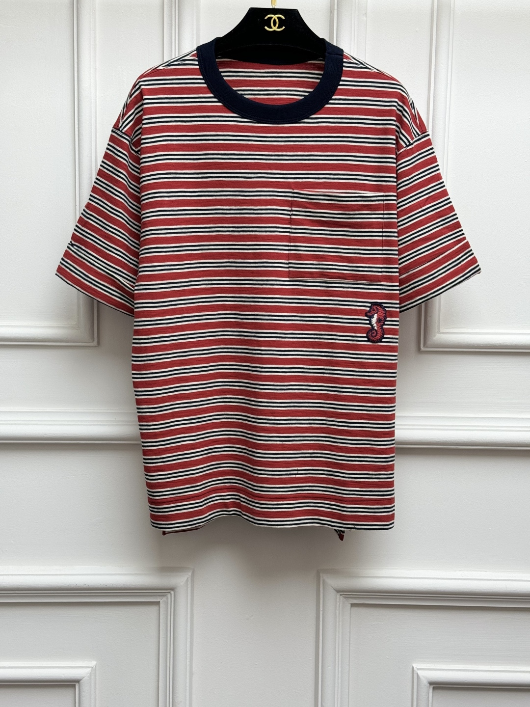 NO:869824,Spring and summer new styles are available, Xiangjia striped seahorse embroidered T-shirt, 2026 summer beach series, round ribbed neckline, contrasting stripe design, heavy industry seahorse logo embroidery pattern decoration, lazy and fashionable, customized pure cotton fabric, soft, comfortable and breathable, loose fit, versatile and elegant upper body, sizes SML, chanel, tees, t-shirt,19860909春夏新款上新啦 香家条纹海马刺绣T恤 2026夏季沙滩系列 圆领罗纹领口 撞色条纹设计 重工海马徽标刺绣图案装饰点缀 慵懒又时髦 定制纯棉面料 柔软舒适透气 宽松版型 上身百搭又气质 尺码SML,,chanel,tees，t-shirt,,Women's clothing