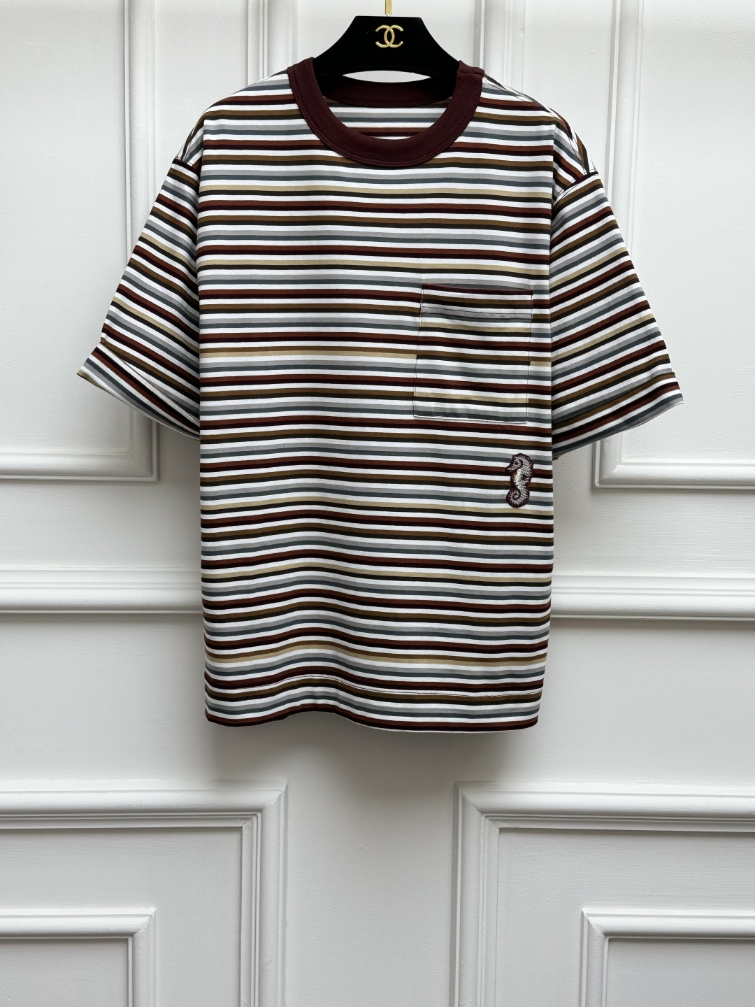 NO:869845,Spring and summer new styles are available, Xiangjia striped seahorse embroidered T-shirt, 2026 summer beach series, round ribbed neckline, contrasting stripe design, heavy industry seahorse logo embroidery pattern decoration, lazy and fashionable, customized pure cotton fabric, soft, comfortable and breathable, loose fit, versatile and elegant upper body, sizes SML, chanel, tees, t-shirt,19860909春夏新款上新啦 香家条纹海马刺绣T恤 2026夏季沙滩系列 圆领罗纹领口 撞色条纹设计 重工海马徽标刺绣图案装饰点缀 慵懒又时髦 定制纯棉面料 柔软舒适透气 宽松版型 上身百搭又气质 尺码SML,,chanel,tees，t-shirt,,Women's clothing