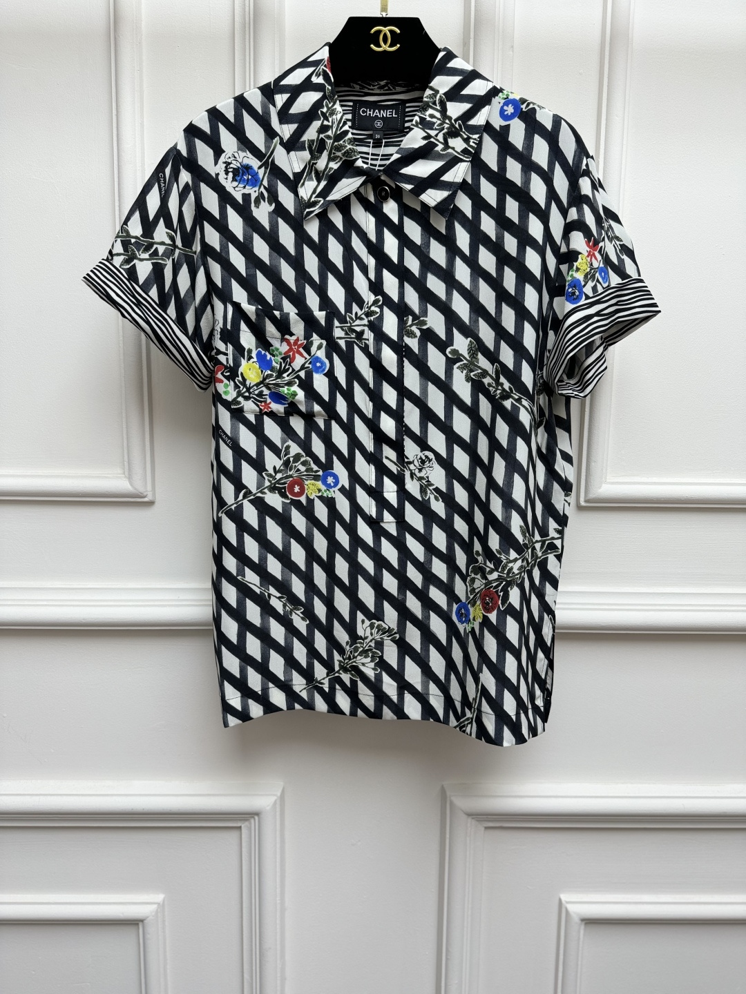 NO:869786,Spring and summer new styles are available. Xiangjia rhombus printed silk shirt 2026 spring and summer series. Classic polo neckline. Black and white rhombus pattern + colorful floral print pattern. Exquisite double C button decoration. Elegant, fashionable and high-end. Customized silk fabric. Soft, comfortable and textured. Loose fit. The upper body is versatile and elegant. Sizes SML,,chanel,shirts,real silk,19860909春夏新款上新啦 香家菱格印花真丝衬衫 2026春夏系列 经典polo领领口 黑白菱格纹+彩色花卉印花图案 精致双C纽扣装饰点缀 优雅时髦高级 定制真丝面料 柔软舒适有质感 宽松版型 上身百搭又气质 尺码SML,,chanel,shirts,real silk,,Women's clothing