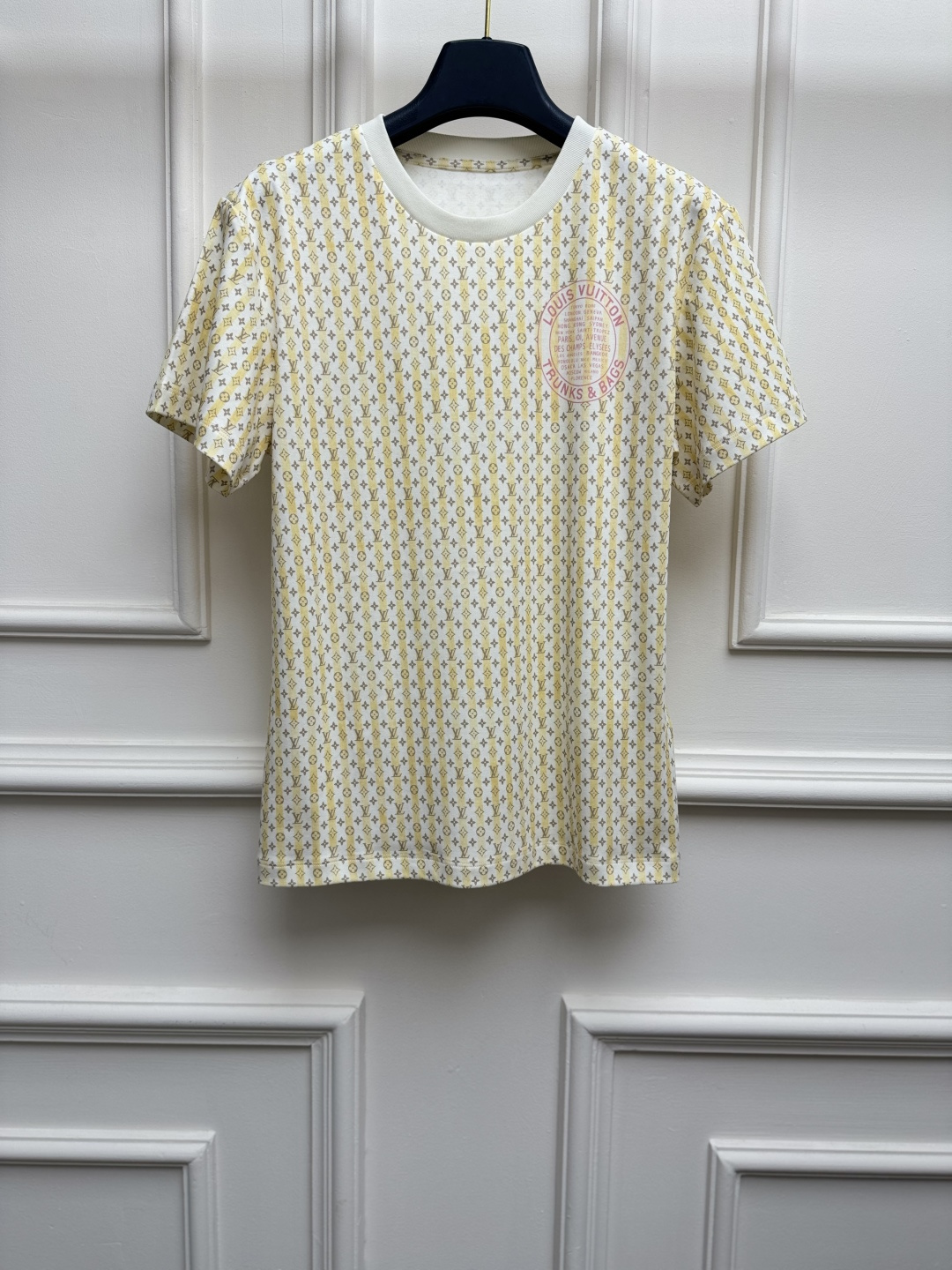 NO:869710,Spring and summer new styles are available. L family presbyopic gradient T-shirt 2026 spring and summer series. Round neck design. Light gold gradient faded presbyopic pattern. Round letter logo embellishment on the chest. Retro luxury and high-end. Imported pure cotton fabric. Soft, comfortable and breathable. Normal fit. The upper body is slim and elegant. Sizes are SML, Louis Vuitton, tees, t-shirt,19860909春夏新款上新啦 L家老花渐变T恤 2026春夏系列 圆领领口设计 浅金渐变晕染老花图案 胸前圆形标字母logo点缀 复古奢华高级 进口纯棉面料 柔软舒适透气 正常版型 上身显瘦又气质 尺码SML,,louis vuitton,tees，t-shirt,,Women's clothing