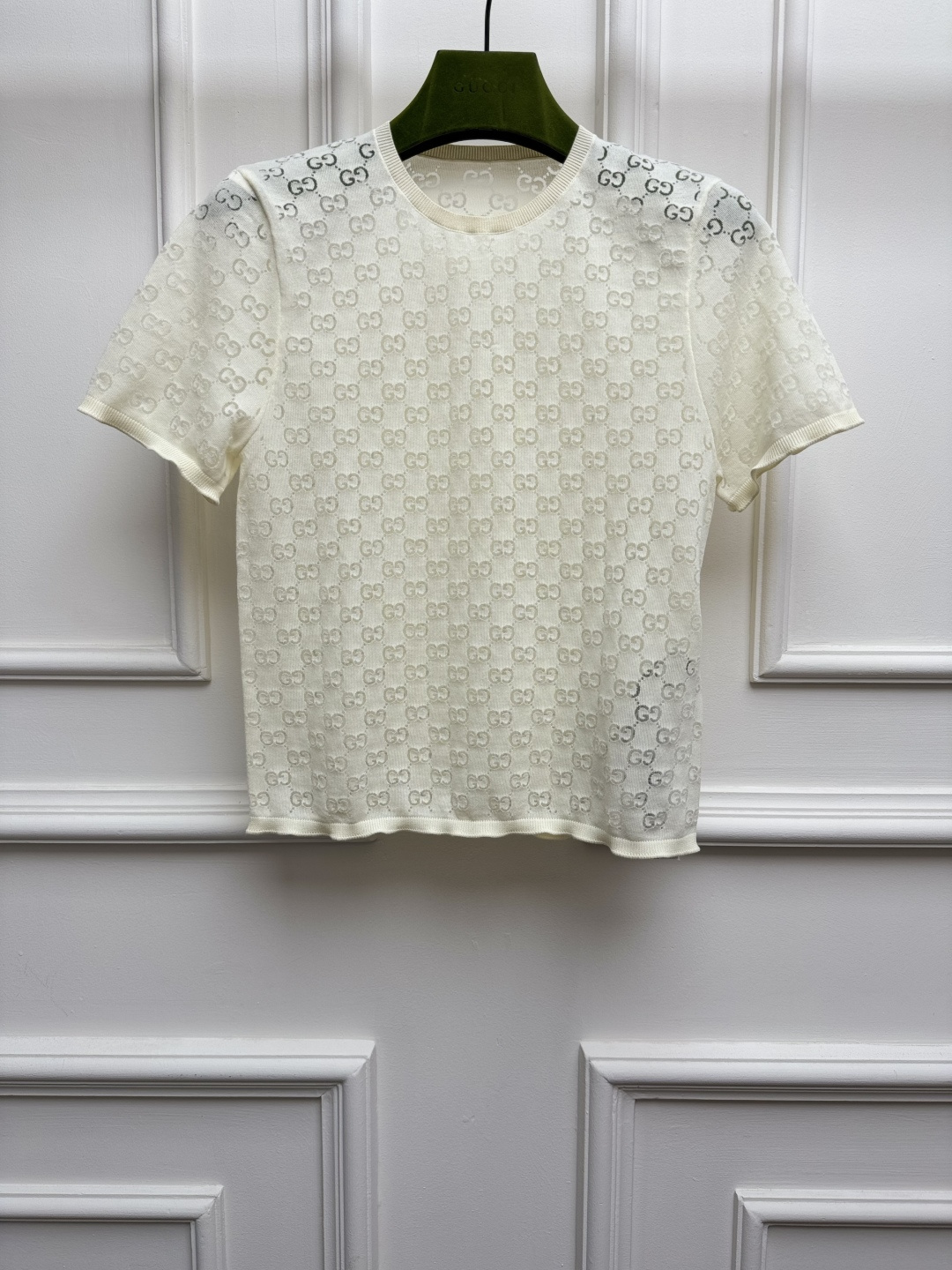 NO:869732,New spring and summer new styles G jacquard knitted short sleeves 2026 spring and summer series Round ribbed neckline Fungus edge cuff design Double G textured jacquard pattern Slight perspective highlights hazy beauty Cotton blended knitted fabric Short version The upper body is slim and elegant. Sizes SML, gucci, T-shirt,19860909春夏新款上新啦 G家提花针织短袖 2026春夏系列 圆领罗纹领口 木耳边袖口设计 双G织纹提花图案 微微透视 突出朦胧美感 棉质混纺针织面料 短款版型 上身显瘦又气质 尺码SML,,gucci,T-shirt,,Women's clothing