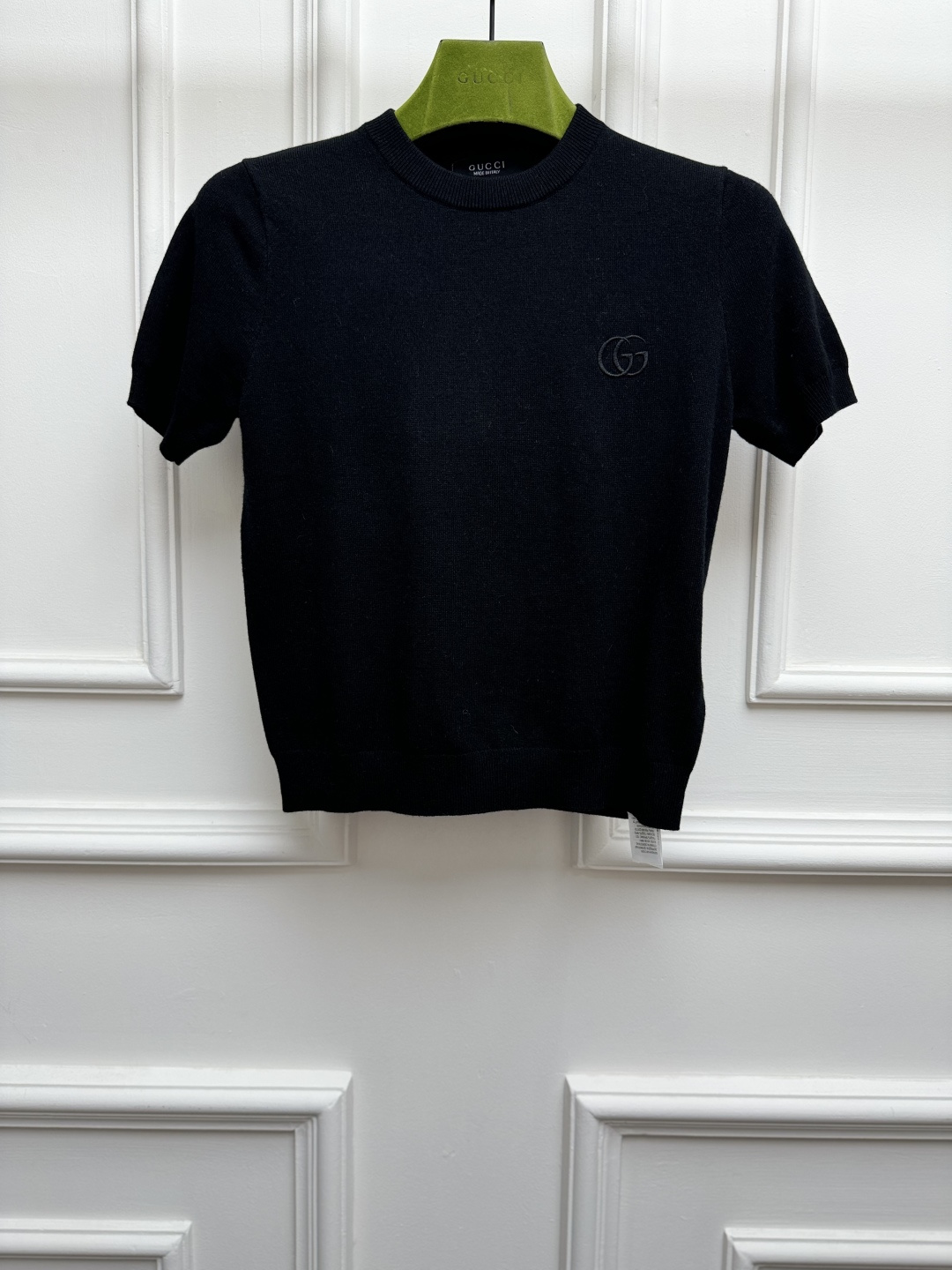 NO:869746,New spring and summer new styles are available. G family double G embroidered short sleeves 2026 spring and summer series. Round neck design. Double G embroidery pattern embellishment. Simple and advanced. Wool blended knitted fabric. Soft and comfortable. Short version. The upper body is slim and elegant. Sizes are SML, gucci, T-shirt,19860909春夏新款上新啦 G家双G刺绣短袖 2026春夏系列 圆领领口设计 双G刺绣图案点缀 简约高级 羊毛混纺针织面料 柔软舒适 短款版型 上身显瘦又气质 尺码SML,,gucci,T-shirt,,Women's clothing