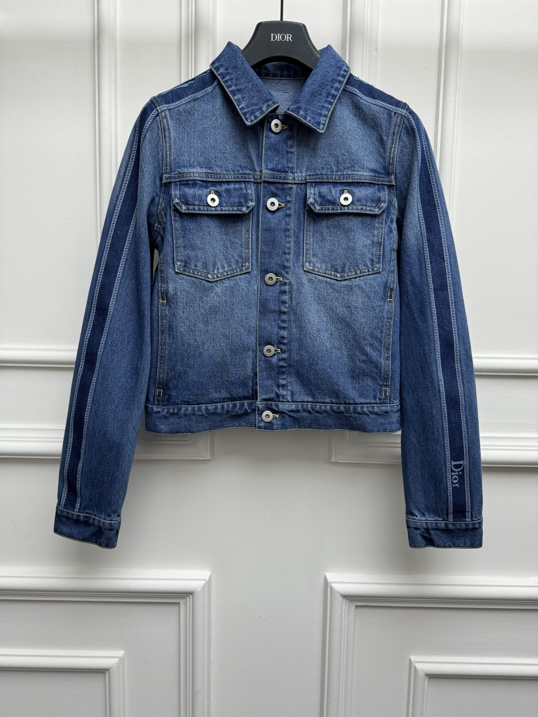 NO:869712,New spring and summer new styles D's side striped denim jacket 2026 spring and summer series Lapel neck design Contrast stripe edge letter pattern embellishment Leather label logo decoration on the back Casual and simple atmosphere Customized denim denim fabric Soft and comfortable Short version The upper body is slim and elegant Sizes SML, dior, jackets & coats,19860909春夏新款上新啦 D家侧条纹牛仔外套 2026春夏系列 翻领领口设计 撞色条纹边字母图案点缀 后背皮标logo装饰 休闲简约大气 定制丹宁牛仔面料 柔软舒适 短款版型 上身显瘦又气质 尺码SML,,dior,jackets & coats,,Women's clothing