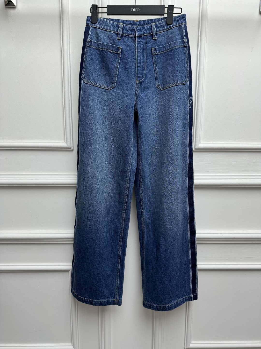 NO:869719,New spring and summer new styles D's side striped straight pants 2026 spring and summer series Contrast letter stripe design on the side Leather label logo decoration on the back Casual and simple atmosphere Customized denim denim fabric Soft and comfortable Straight-leg jeans style The upper body is slim and elegant Sizes SML, dior, jeans,19860909春夏新款上新啦 D家侧条纹直筒裤 2026春夏系列 侧边撞色字母条纹设计 后背皮标logo装饰点缀 休闲简约大气 定制丹宁牛仔面料 柔软舒适 直筒牛仔裤版型 上身显瘦又气质 尺码SML,,dior,jeans,,Women's clothing