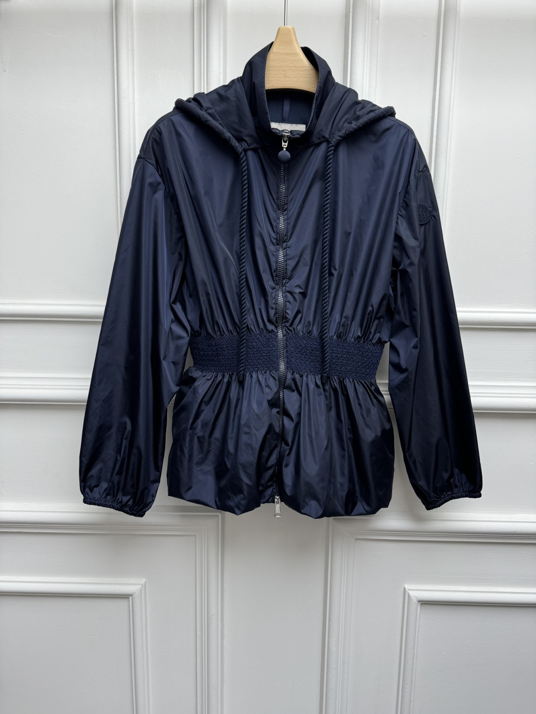 NO:869726,New spring and summer styles are available. Blue waisted jacket with a muzzle. 2026 spring and summer series. Hooded zipper design. Logo badge embellishment on sleeves. Low-key luxury. Minimalist and advanced. Customized fabrics are light and comfortable. Waisted version. The upper body looks slim and elegant. Sizes SML, Moncler, jackets & coats, hats,19860909春夏新款上新啦 蒙口蓝色收腰外套 2026春夏系列 连帽拉链设计 袖子logo徽章点缀 低调奢华 极简高级 定制面料轻薄舒适 收腰版型 上身显瘦又气质 尺码SML,,Moncler,jackets & coats,hats,,Women's clothing