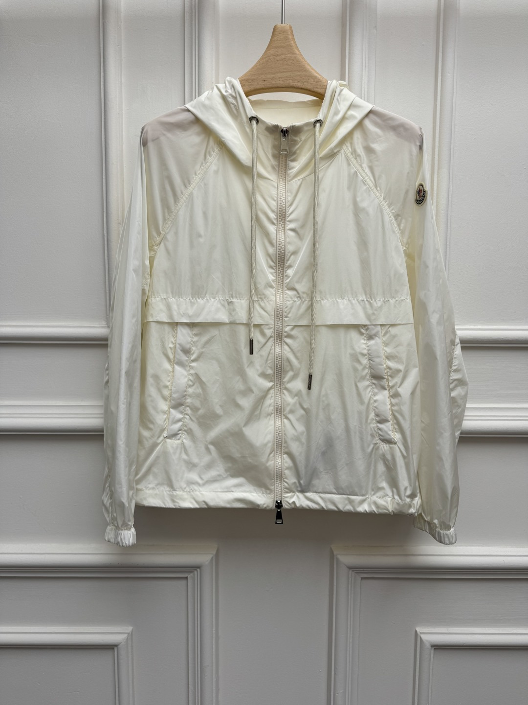 NO:869733,Spring and summer new styles are available. Hooded sun protection jacket. 2026 spring and summer series. Hooded zipper design. Logo embroidery on cuffs. Simple, fashionable and high-end. The fabric is light and breathable. Loose fit. No body restrictions. Can be perfectly controlled. Very practical. Available in sizes SML, Moncler, jackets & coats, hats,19860909春夏新款上新啦 蒙口连帽防晒外套 2026春夏系列 连帽拉链设计 袖口徽标logo刺绣装饰点缀 简约时髦又高级 面料轻薄透气 宽松版型 没有身材限制 都能完美驾驭 实穿度超高 尺码SML,,Moncler,jackets & coats,hats,,Women's clothing