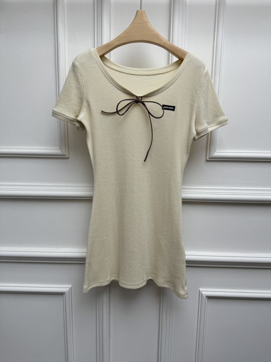 NO:869740,New spring and summer new styles Miu strappy short-sleeved dress 2026 spring and summer series Versatile U-shaped neckline Contrast color bow tie design Logo embroidery on the chest Sweet and fashionable to reduce age. Must-have for hot girls Waffle cotton fabric Elastic slim waist design The upper body is slim and elegant Sizes SML,,miumiu,skirts,T-shirt,19860909春夏新款上新啦 Miu系带短袖连衣裙 2026春夏系列 百搭U字领领口 撞色蝴蝶结系带设计 胸前logo徽标刺绣点缀 甜美时髦减龄 辣妹必备 华夫格棉面料 弹力修身收腰版型 上身显瘦又气质 尺码SML,,miumiu,skirts,T-shirt,,Women's clothing