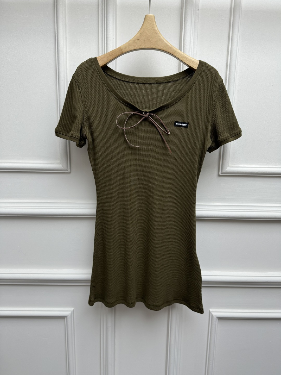 NO:869747,New spring and summer new styles Miu strappy short-sleeved dress 2026 spring and summer series Versatile U-shaped neckline Contrast color bow tie design Logo embroidery on the chest Sweet and fashionable to reduce age. Must-have for hot girls Waffle cotton fabric Elastic slim waist design The upper body is slim and elegant Sizes SML,,miumiu,skirts,T-shirt,19860909春夏新款上新啦 Miu系带短袖连衣裙 2026春夏系列 百搭U字领领口 撞色蝴蝶结系带设计 胸前logo徽标刺绣点缀 甜美时髦减龄 辣妹必备 华夫格棉面料 弹力修身收腰版型 上身显瘦又气质 尺码SML,,miumiu,skirts,T-shirt,,Women's clothing