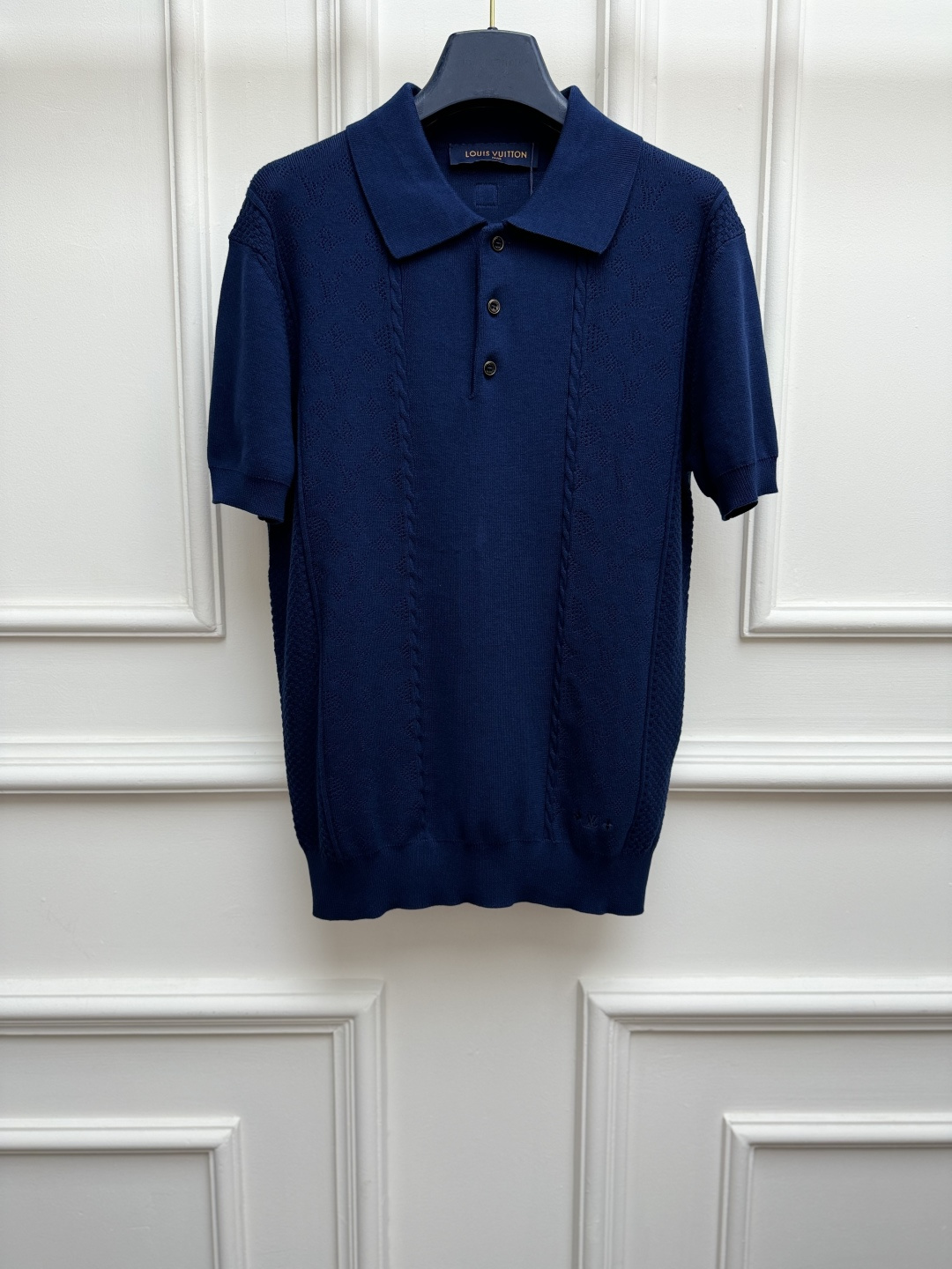 NO:893787,New spring and summer styles are available. L's jacquard polo short sleeves 2026 spring and summer series. Classic polo collar neck design. Classic presbyopia perforated jacquard pattern. Logo leather label decoration on the back. Fashionable personality. Customized silk cotton fabric. Soft and comfortable. Normal fit. The upper body is versatile and elegant. Sizes SMLxL, Louis Vuitton, T-shirt,19860909春夏新款上新啦 L家提花polo短袖 2026春夏系列 经典polo领领口设计 经典老花穿孔提花图案 后背logo皮标装饰点缀 时髦个性 定制丝棉面料 柔软舒适 正常版型 上身百搭又气质 尺码SMLxL,,louis vuitton,T-shirt,,Women's clothing