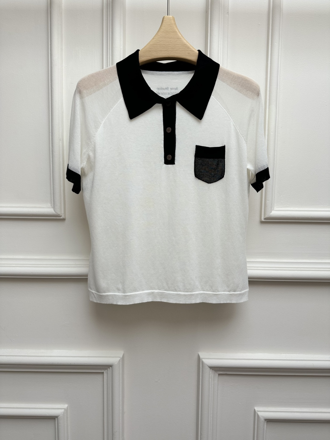 NO:871756,New spring and summer new styles Acne contrasting color knitted polo shirt 2026 spring and summer series Classic polo neckline Black and white contrasting design Letter print pattern embellishment on the back Retro and playful Simple yet distinctive Wool blended knitted fabric Light, comfortable and breathable Short version The upper body is slim and elegant Size SML,,acne studios,19860909春夏新款上新啦 Acne撞色针织polo衫 2026春夏系列 经典polo领领口 黑白撞色设计 后背字母印花图案点缀 复古俏皮 简约不失特色 羊毛混纺针织面料 轻薄舒适透气 短款版型 上身显瘦又气质 尺码SML,,acne studios,,Women's clothing