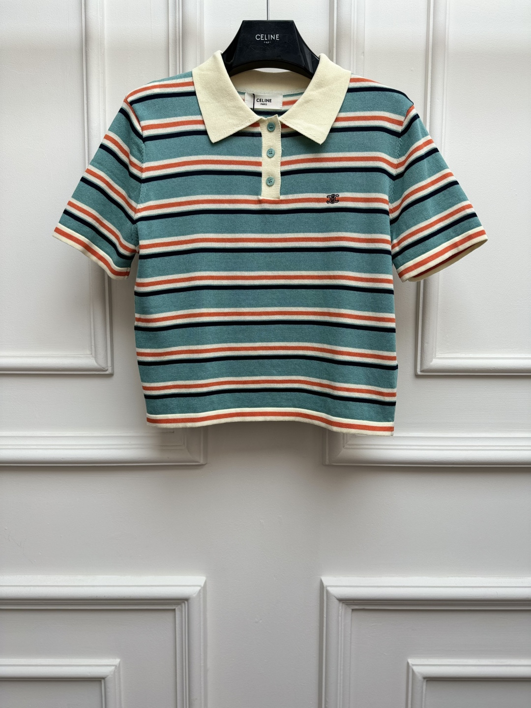 NO:871772,New spring and summer new styles CL striped knitted polo shirt 2026 spring and summer series Classic polo neckline Arc de Triomphe logo embroidery embellishment Retro stripe color matching Fashionable weather-absorbing linen blended fabric Soft and comfortable Short version The upper body is slim and versatile Size SML,,19860909春夏新款上新啦 CL条纹针织polo衫 2026春夏系列 经典polo领领口 凯旋门logo刺绣点缀 复古条纹拼色 时髦吸晴 亚麻混纺面料 柔软舒适 短款版型 上身显瘦又百搭 尺码SML,,,Women's clothing