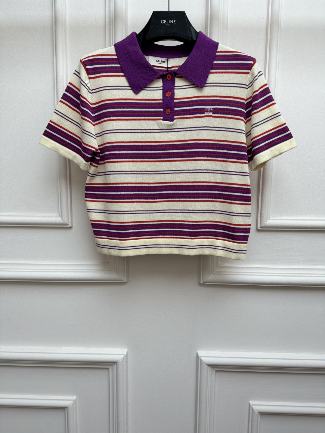 NO:871788,New spring and summer new styles CL striped knitted polo shirt 2026 spring and summer series Classic polo neckline Arc de Triomphe logo embroidery embellishment Retro stripe color matching Fashionable weather-absorbing linen blended fabric Soft and comfortable Short version The upper body is slim and versatile Size SML,,19860909春夏新款上新啦 CL条纹针织polo衫 2026春夏系列 经典polo领领口 凯旋门logo刺绣点缀 复古条纹拼色 时髦吸晴 亚麻混纺面料 柔软舒适 短款版型 上身显瘦又百搭 尺码SML,,,Women's clothing