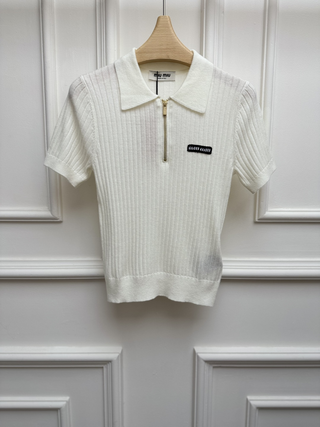 NO:871806,New spring and summer new styles Miu white knitted polo shirt 2026 spring and summer series Classic polo collar half-open zipper design Letter logo embroidery embellishment Age-reducing college style Wool knitted fabric Soft and comfortable Short version The upper body is slim and elegant Size SML,,miumiu,19860909春夏新款上新啦 Miu白色针织polo衫 2026春夏系列 经典polo领半开拉链设计 字母logo徽标刺绣点缀 减龄学院风 羊毛针织面料 柔软舒适 短款版型 上身显瘦又气质 尺码SML,,miumiu,,Women's clothing