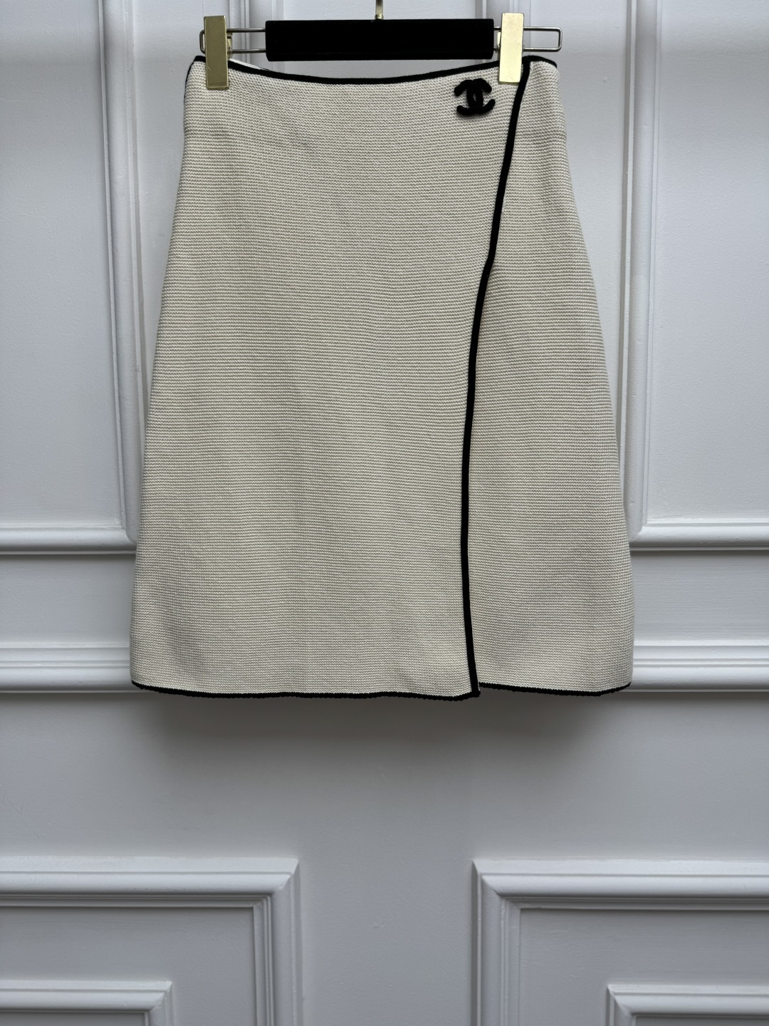 NO:874423,New spring and summer styles are available. Chanjia contrasting color knitted skirt 2026 spring and summer series Side zipper design Black and white contrasting colors Classic double C logo embellishment Simple and high-end cotton knitted fabric Soft and comfortable A-line skirt version The upper body is slim and elegant. Sizes SML,,chanel,skirts,19860909春夏新款上新啦 香家撞色针织半身裙 2026春夏系列 侧拉链设计 黑白撞色高级 经典双C logo点缀 简约高级 棉针织面料 柔软舒适 A字半裙版型 上身显瘦又气质 尺码SML,,chanel,skirts,,Women's clothing