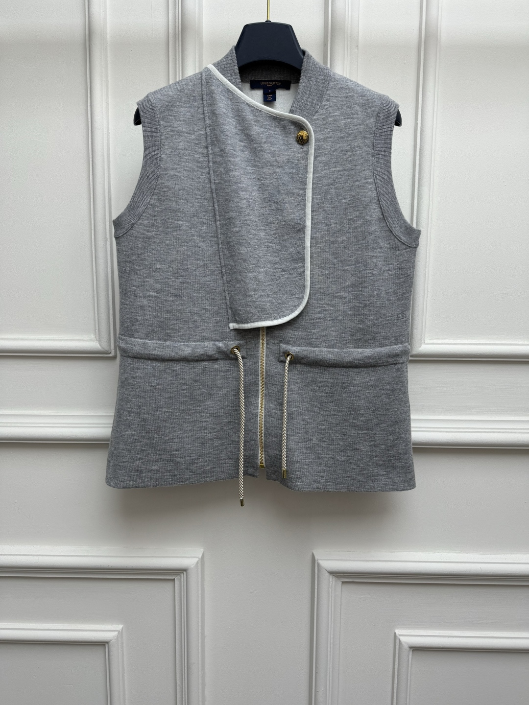 NO:874431,New spring and summer styles are available. L's gray waist vest 2026 spring and summer series. Stand-up collar zipper design. Adjustable waist drawstring. Old flower jacquard craftsmanship on the inside. Casual, fashionable and advanced. Wool blended knitted fabric. Soft and comfortable. Loose fit. The upper body is slim and elegant. Size SML, Louis Vuitton,19860909春夏新款上新啦 L家灰色收腰马甲 2026春夏系列 立领拉链设计 腰部抽绳可调节收腰 内里老花提花工艺 休闲时髦高级 羊毛混纺针织面料 柔软舒适 宽松版型 上身显瘦又气质 尺码SML,,louis vuitton,,Women's clothing