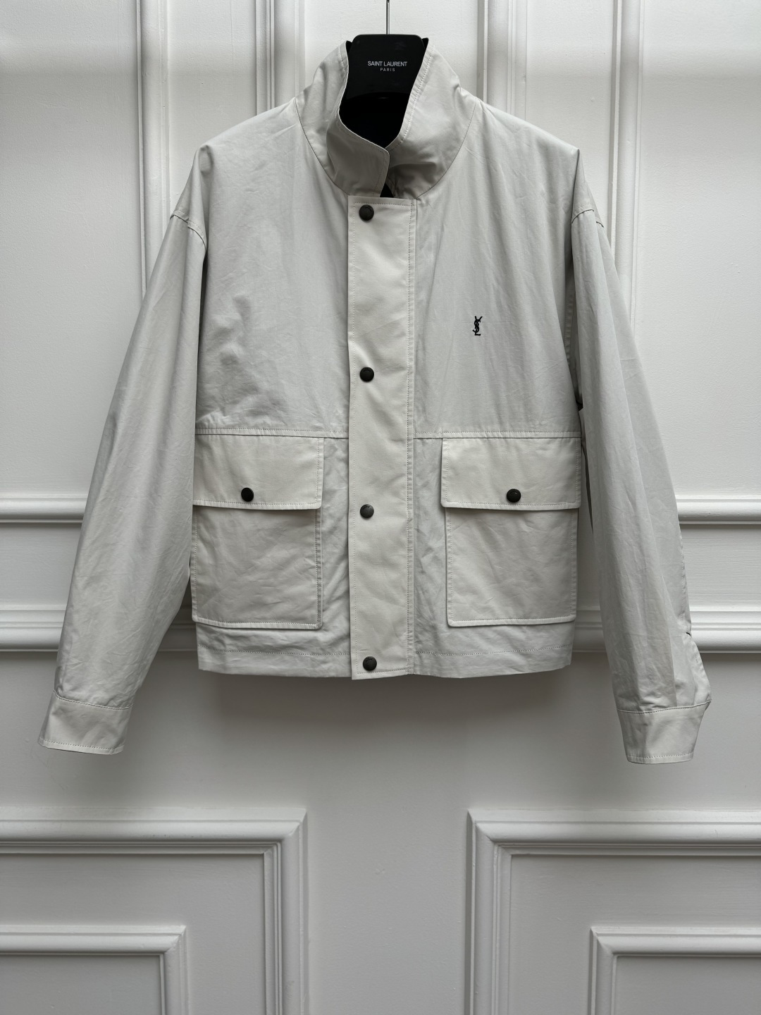 NO:874446,New spring and summer new styles YSL double-sided jacket jacket 2026 spring and summer series Stand-up collar zipper design Letter logo embroidery on the chest Work style multi-pocket decoration Double-sided wear Casual, fashionable and advanced Customized washed cotton fabric Stiff and comfortable Loose fit The upper body is versatile and elegant Size SML, saint laurent, jackets & coats,jackets & coats,19860909春夏新款上新啦 YSL双面夹克外套 2026春夏系列 立领拉链设计 胸前字母logo刺绣点缀 工装风多口袋装饰 双面可穿 休闲时髦高级 定制洗水棉面料 挺括舒适 宽松版型 上身百搭又气质 尺码SML,,saint laurent,jackets & coats,jackets & coats,,Women's clothing
