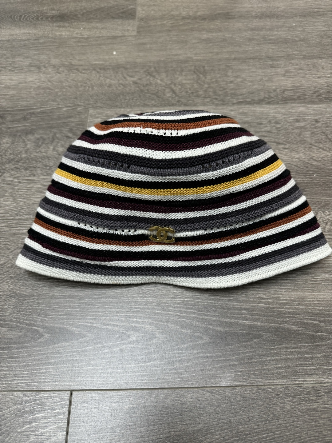 NO:907379,New spring and summer new styles are available. Xiangjia striped bucket hat 2026 spring and summer series. Colorful stripes with metal double C logo decoration. Fashionable and high-end cotton fabric. Soft and crisp. Simple and versatile. Versatile artifact. Full of fashionable atmosphere. Chanel, espadrilles, hats,19860909春夏新款上新啦 香家条纹渔夫帽 2026春夏系列 彩色条纹搭配金属双C徽标装饰点缀 时髦高级 棉质面料 柔软挺括 简单百搭 百搭神器 时髦氛围感拉满,,chanel,espadrilles,hats,,Women's clothing