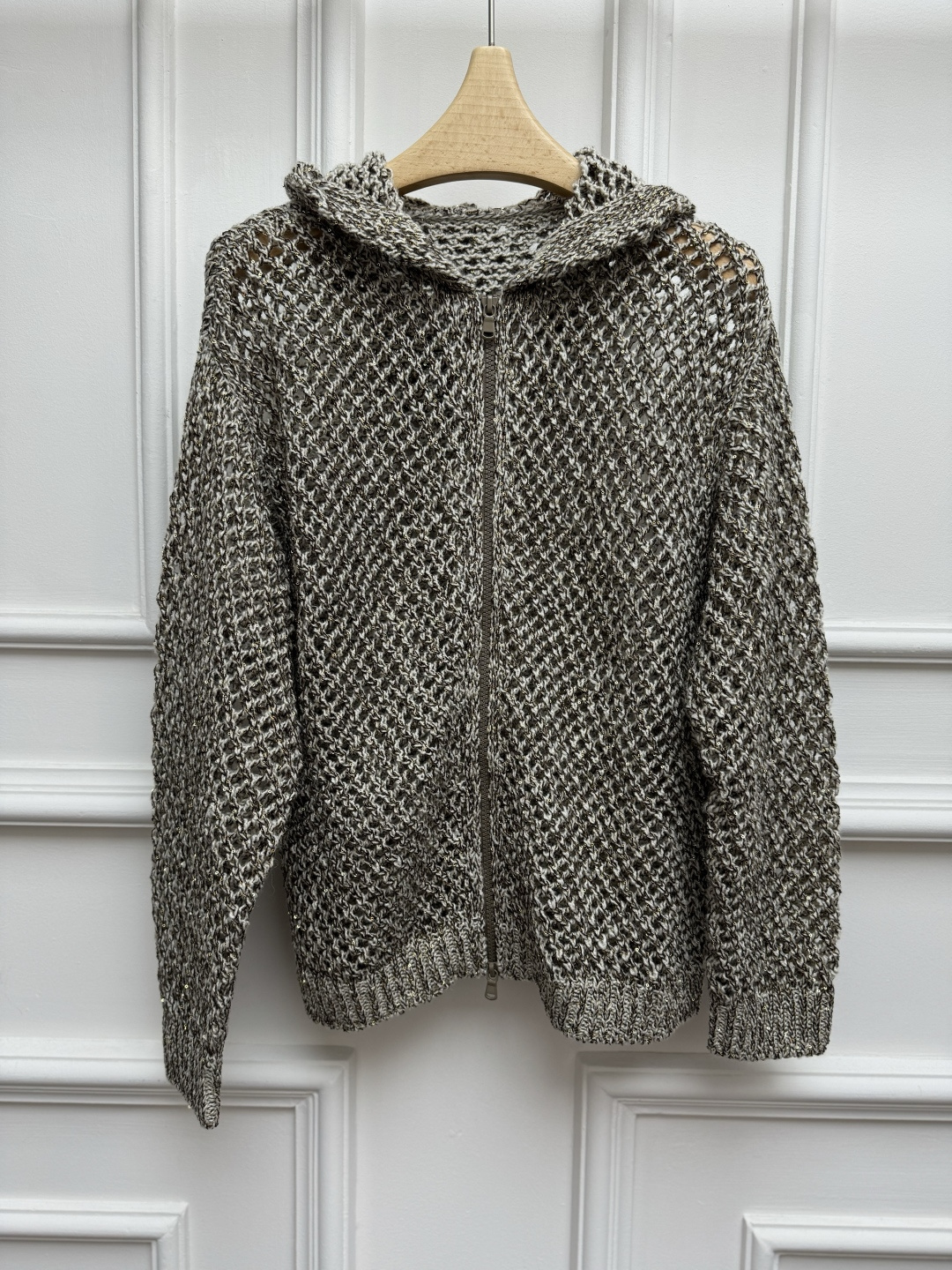NO:875828,New spring and summer new styles BC hollow hooded knitted cardigan 2026 spring and summer series Hooded zipper design Exquisite hollow mesh weaving Yarns intertwined with fine gold sequins inlay Radiant and low-key luxury Made of linen blended yarn Imported Swiss weaving technology Soft and comfortable Loose fit The upper body is versatile and elegant Size SML,,hats,19860909春夏新款上新啦 BC镂空连帽针织开衫 2026春夏系列 连帽拉链设计 精致镂空网眼织法 纱线交织细碎金色亮片镶嵌 光芒四射 低调奢华 采用亚麻混纺纱线 进口瑞士机织工艺 柔软舒适 宽松版型 上身百搭又气质 尺码SML,,hats,,Women's clothing