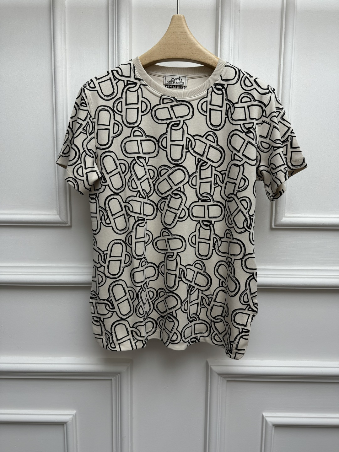 NO:875838,New spring and summer styles are available. H family chain buckle printed T-shirt 2026 spring and summer series. Round ribbed neckline. Fully printed chain buckle printed pattern. Slit design on both sides. Fashionable and high-end. Customized pure cotton fabric. Comfortable, skin-friendly and breathable. Normal fit. The upper body is slim and elegant. Sizes are SML, tees, t-shirt,19860909春夏新款上新啦 H家链条扣印花T恤 2026春夏系列 圆领罗纹领口 满印链条扣印花图案 两侧开叉设计 时髦洋气高级 定制纯棉面料 舒适亲肤透气 正常版型 上身显瘦又气质 尺码SML,,tees，t-shirt,,Women's clothing
