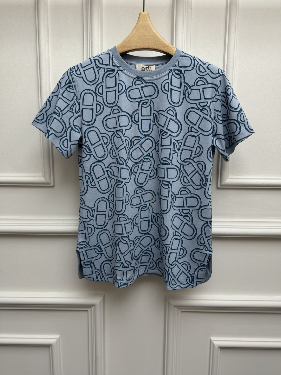 NO:875842,New spring and summer styles are available. H family chain buckle printed T-shirt 2026 spring and summer series. Round ribbed neckline. Fully printed chain buckle printed pattern. Slit design on both sides. Fashionable and high-end. Customized pure cotton fabric. Comfortable, skin-friendly and breathable. Normal fit. The upper body is slim and elegant. Sizes are SML, tees, t-shirt,19860909春夏新款上新啦 H家链条扣印花T恤 2026春夏系列 圆领罗纹领口 满印链条扣印花图案 两侧开叉设计 时髦洋气高级 定制纯棉面料 舒适亲肤透气 正常版型 上身显瘦又气质 尺码SML,,tees，t-shirt,,Women's clothing