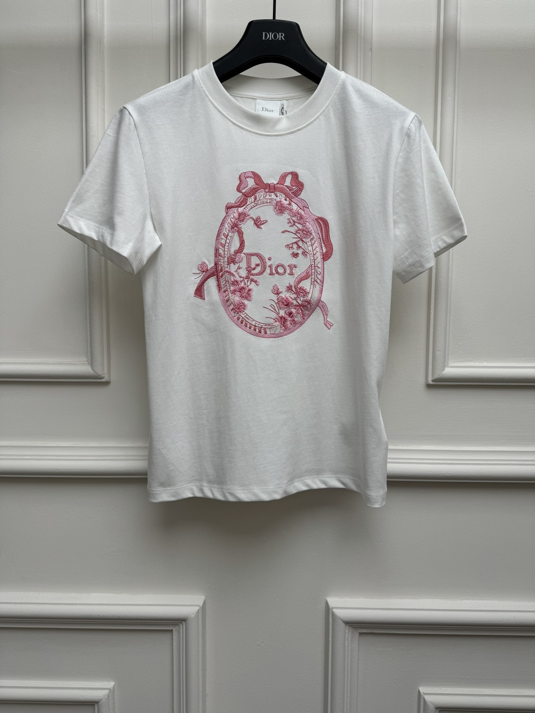 NO:875846,New spring and summer styles are available. D's French logo embroidered T-shirt 2026 spring and summer series. Round neck design. French three-dimensional embroidery technology. Bow decoration. Full of girly feel. Customized pure cotton fabric. Soft, comfortable and breathable. Normal fit. The upper body is slim and elegant. Sizes SML, dior, tees, t-shirt,19860909春夏新款上新啦 D家法式徽标刺绣T恤 2026春夏系列 圆领领口设计 法式立体刺绣工艺 蝴蝶结装饰点缀 少女感十足 定制纯棉面料 柔软舒适透气 正常版型 上身显瘦又气质 尺码SML,,dior,tees，t-shirt,,Women's clothing