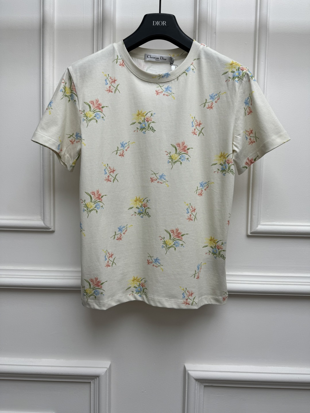 NO:875850,New spring and summer styles are available. D's colorful flower printed T-shirt 2026 spring and summer series. Round neck design. Colorful floral print pattern. Fresh and age-reducing colors. Customized cotton fabric. Soft, comfortable and breathable. Normal fit. The upper body looks slim and elegant. Sizes SML, dior, tees, t-shirt,19860909春夏新款上新啦 D家彩色花朵印花T恤 2026春夏系列 圆领领口设计 彩色花卉印花图案 配色清新减龄时髦 定制纯棉面料 柔软舒适透气 正常版型 上身显瘦又气质 尺码SML,,dior,tees，t-shirt,,Women's clothing