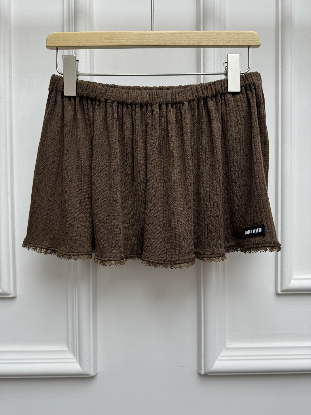 NO:877010,New style for early spring. Miu lace skirt 2826 spring and summer series. Elastic elastic waist with delicate vertical pit texture. Lace splicing design at the hem. Letter logo embellishment. Imported pure cotton fabric. Comfortable and skin-friendly. A-line skirt version. The upper body is sweet and age-reducing. Sizes SML,,miumiu,skirts,19860909早春新款上新啦 Miu蕾丝花边半裙 2826春夏系列 松紧弹力腰头 采用细腻竖坑纹理 下摆蕾丝花边拼接设计 字母logo徽标点缀 进口纯棉面料 舒适亲肤 A字短裙版型 上身甜美减龄 尺码SML,,miumiu,skirts,,Women's clothing