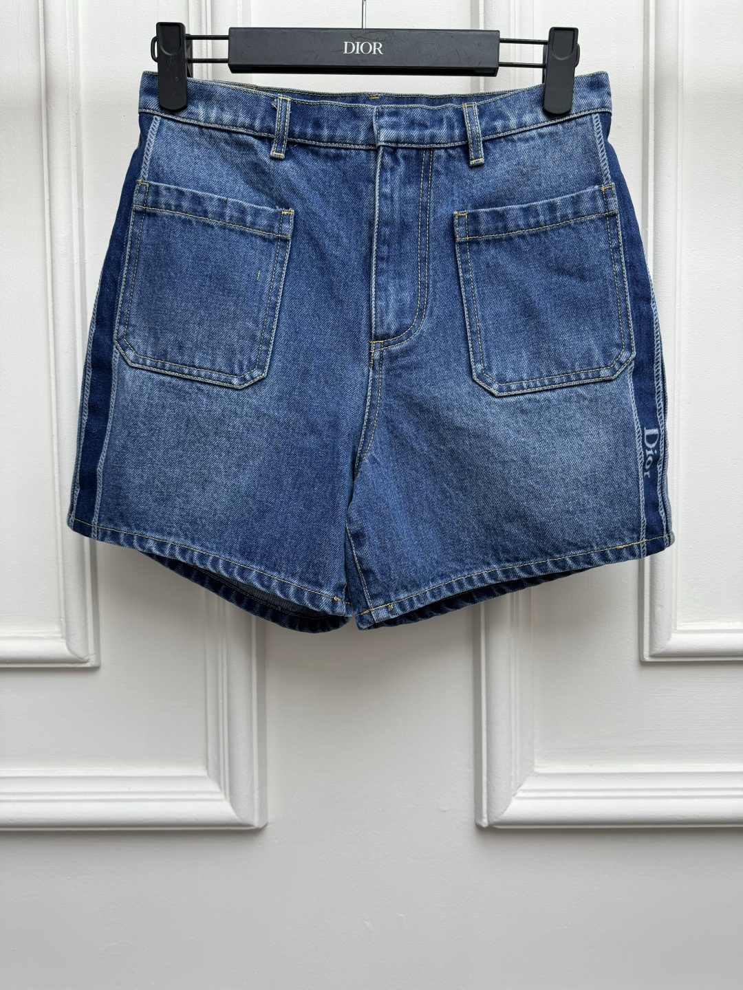 NO:877030,New spring and summer new styles D's side striped denim shorts 2026 spring and summer series Invisible zipper and hook closure design Contrast letter stripe pattern decoration on the side Leather label logo decoration on the back Casual and simple atmosphere Customized denim denim fabric Soft and comfortable High-waisted shorts version The upper body is slim and versatile Sizes SML, dior, shorts,19860909春夏新款上新啦 D家侧条纹牛仔短裤 2026春夏系列 隐形拉链和钩扣开合设计 侧边撞色字母条纹图案装饰 后背皮标logo点缀 休闲简约大气 定制丹宁牛仔面料 柔软舒适 高腰短裤版型 上身显瘦又百搭 尺码SML,,dior,shorts,,Women's clothing