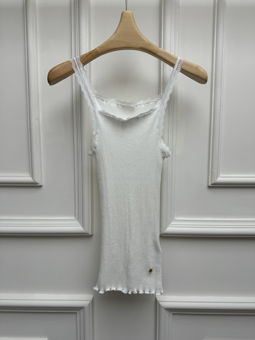 NO:877042,New spring and summer styles are available. Chloe lace camisole 2026 spring and summer series. Lace splicing design. Hardware buckle logo logo decoration on the hem. Age-reducing and fashionable personality. Cotton knitted fabric. Soft and comfortable. Stretch slim fit. The upper body is slim and elegant. Sizes SML,,chloe,loewe,19860909春夏新款上新啦 Chloe蕾丝吊带背心 2026春夏系列 蕾丝花边拼接设计 下摆五金扣logo徽标装饰点缀 减龄时髦个性 棉质针织面料 柔软舒适 弹力修身版型 上身显瘦又气质 尺码SML,,chloe,loewe,,Women's clothing