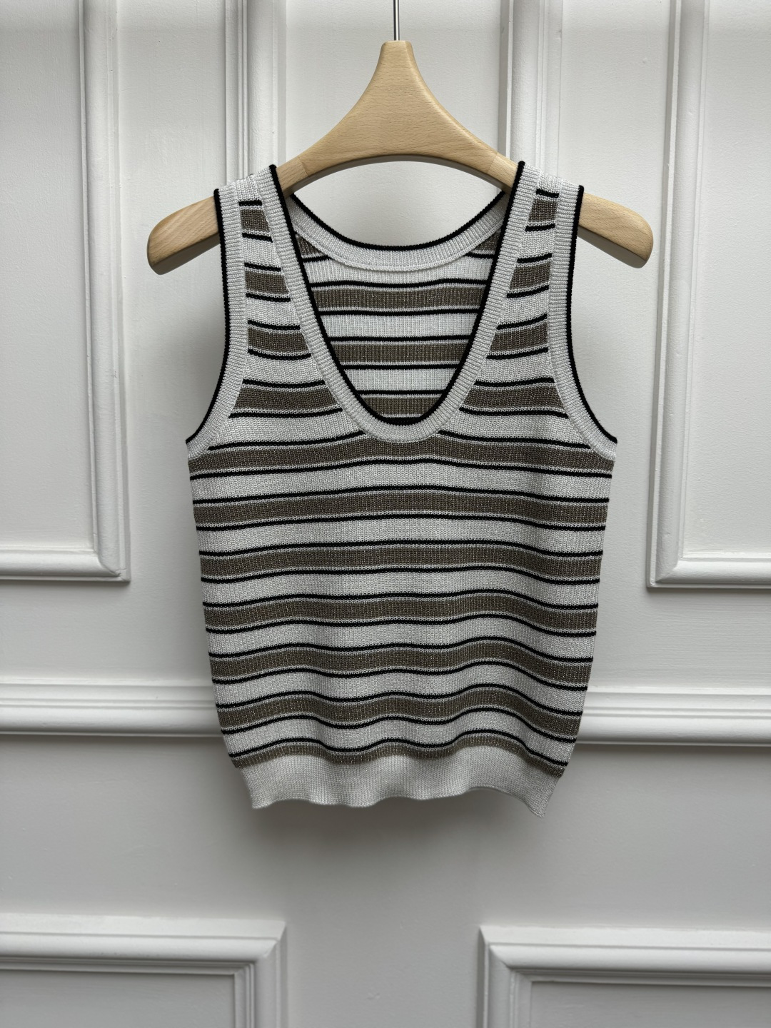 NO:877048,New spring and summer styles are available. BC striped knitted vest 2026 spring and summer series. Versatile U-shaped neckline. Contrast color stripe design. Gold and silver thread blended in. Retro and high-end. Customized cotton blended yarn. Soft and comfortable. Slim fit. The upper body is slim and elegant. Size SML,,19860909春夏新款上新啦 BC条纹针织背心 2026春夏系列 百搭U字领领口 撞色条纹设计 金银线混纺其中 复古又高级 定制棉混纺纱线 柔软舒适 修身版型 上身显瘦又气质 尺码SML,,,Women's clothing