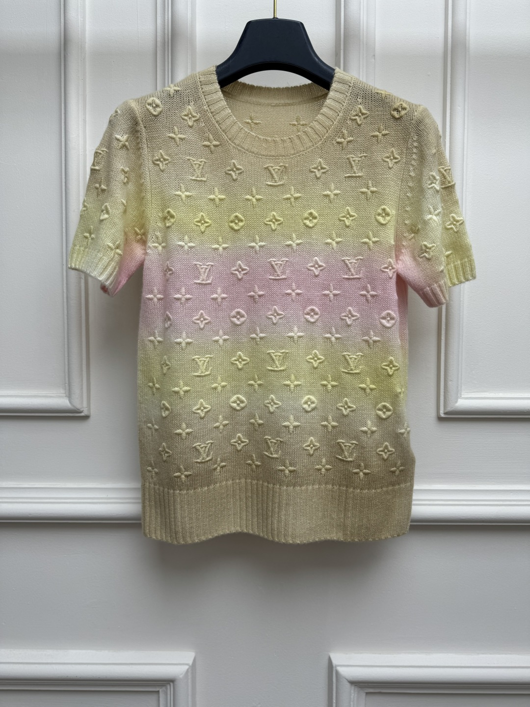 NO:877059,New spring and summer styles are available. L's presbyopic embroidery gradient sweater 2026 spring and summer series. Round ribbed neckline. Gradient smudge color matching process. Exquisite three-dimensional logo embroidery pattern. Cashmere knitted fabric. Soft, comfortable and skin-friendly. Slim fit. The upper body looks slim and elegant. Sizes SML, Louis Vuitton, Sweaters,19860909春夏新款上新啦 L家老花刺绣渐变毛衣 2026春夏系列 圆领罗纹领口 渐变晕染配色工艺 精致立体的logo刺绣图案 羊绒针织面料 柔软舒适亲肤 修身版型 上身显瘦又气质 尺码SML,,louis vuitton,sweaters,,Women's clothing