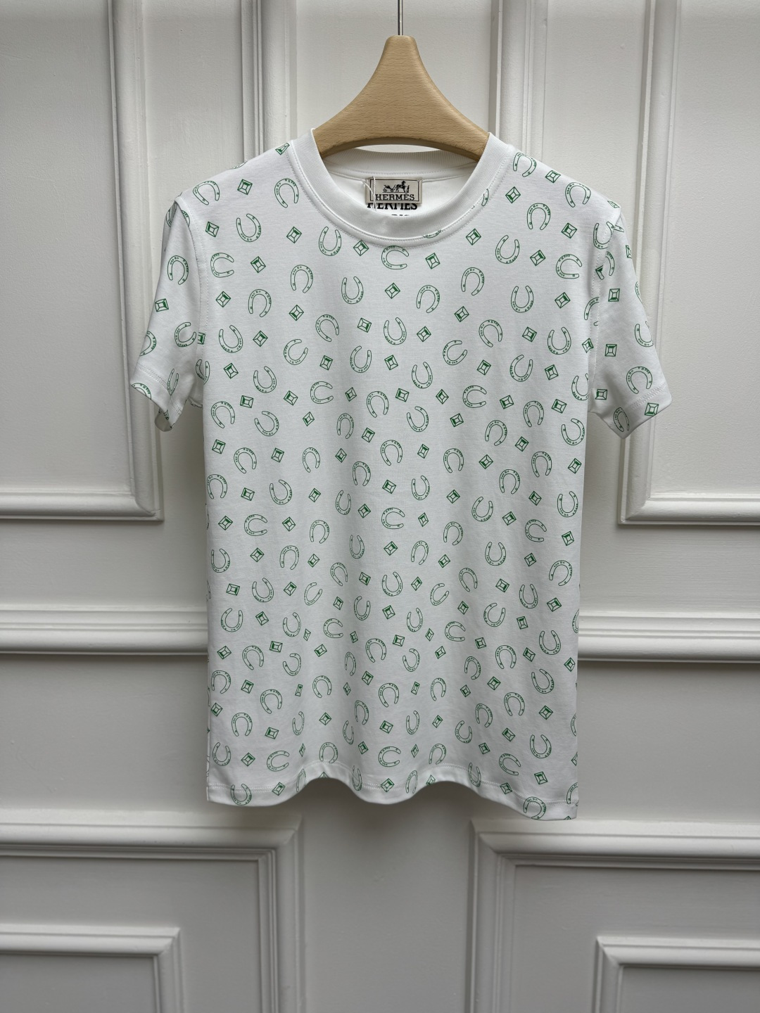 NO:877076,New spring and summer styles are available. H's horseshoe print T-shirt 2026 spring and summer series. Round ribbed neckline design. All-over horseshoe print pattern. Retro, simple and advanced. Full of artistic sense. Customized pure cotton fabric. Soft, comfortable and breathable. Normal fit. The upper body looks slim and elegant. Sizes SML, tees, t-shirt,19860909春夏新款上新啦 H家马蹄印花T恤 2026春夏系列 圆领罗纹领口设计 满印马蹄铁印花图案 复古简约高级 满满的艺术感 定制纯棉面料 柔软舒适透气 正常版型 上身显瘦又气质 尺码SML,,tees，t-shirt,,Women's clothing